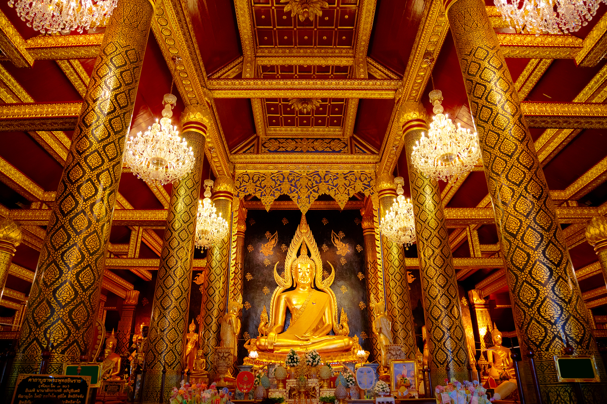 phra phuttha chinnarat buddha image at wat phra si rattana mahat