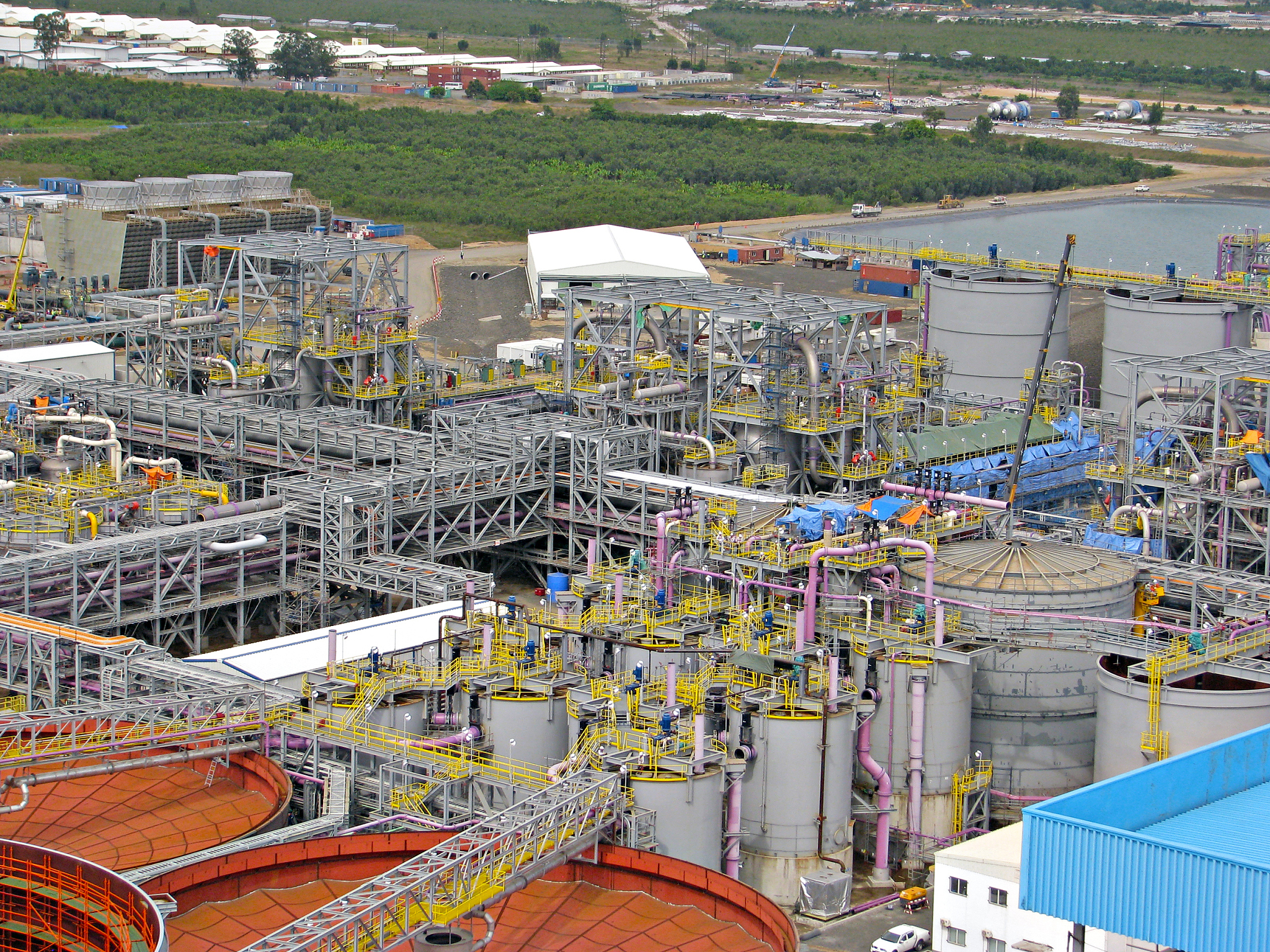 The factory explained that there was a small alkaline solution tank of more than 20 tons inside the workshop which they had forgotten to inform us about and that the large alkaline solution tank