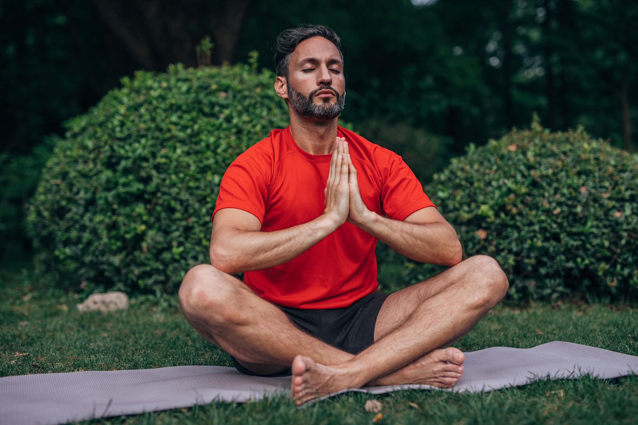 一个男人有很强壮的身体和肌肉适合练习什么瑜伽？