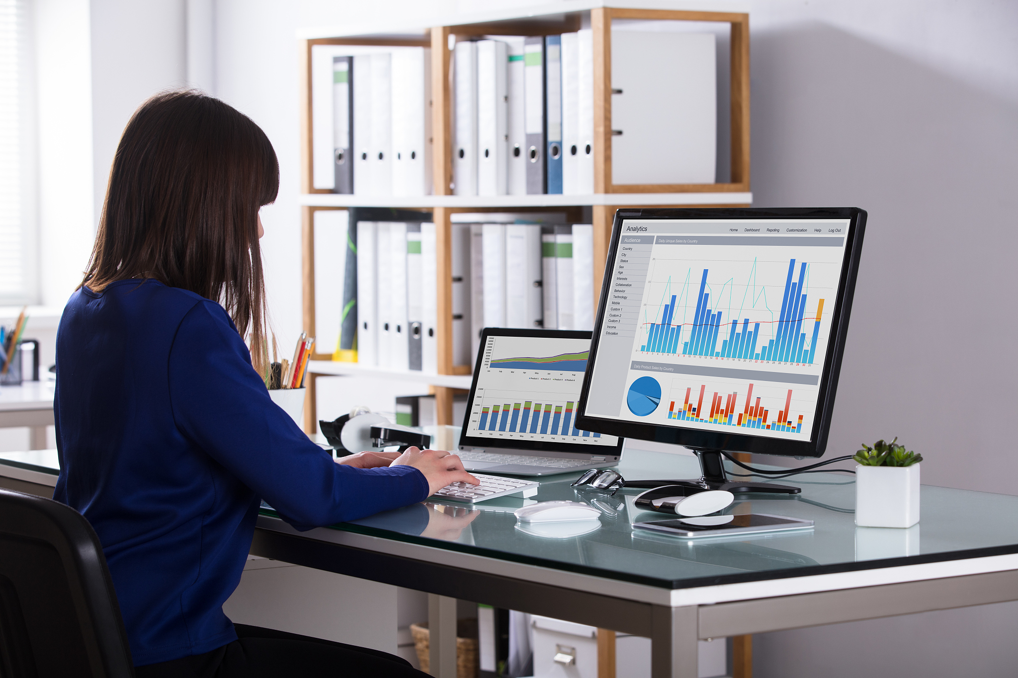 businesswoman working with graph on computer
