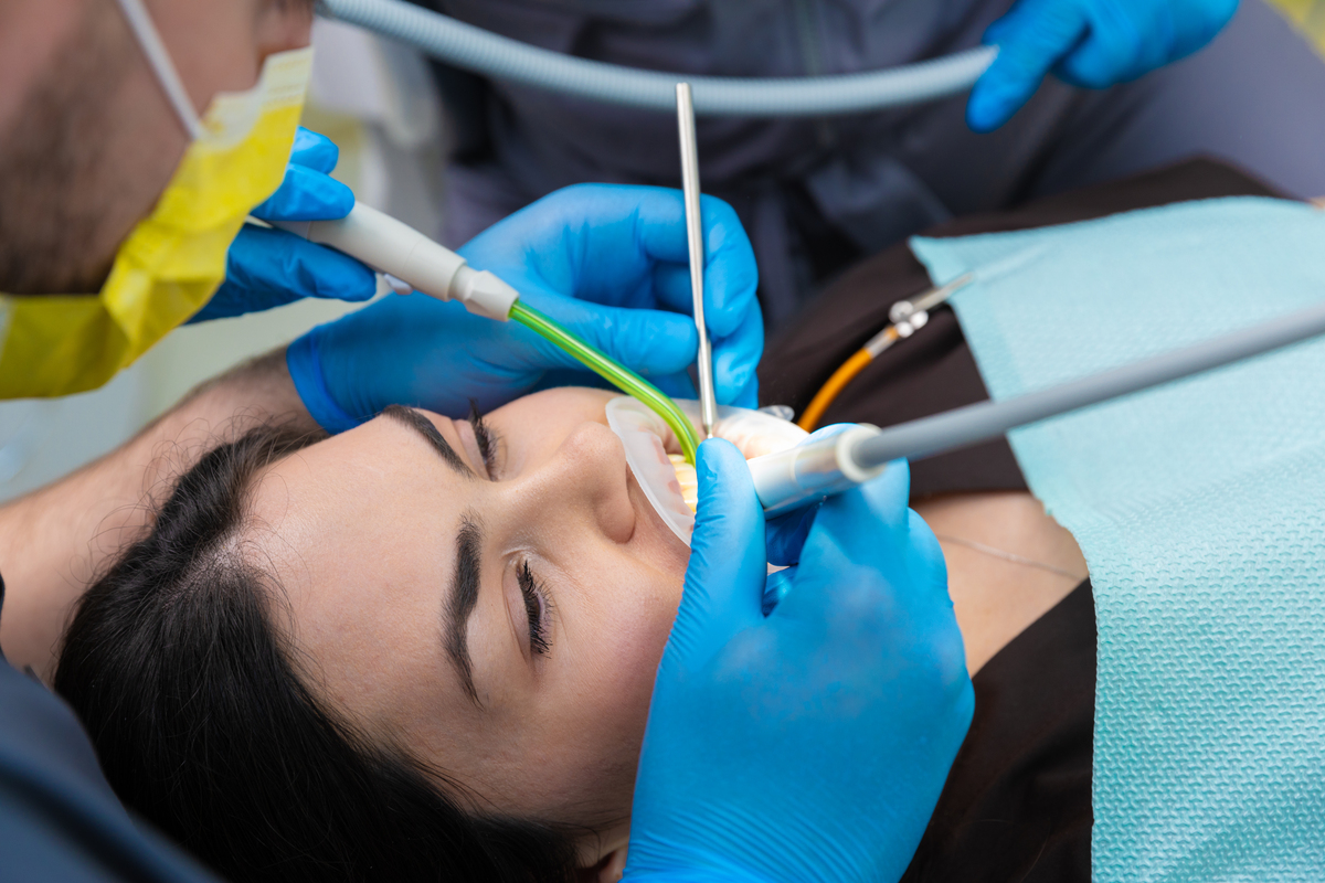 口腔医学专业学习指南：从职校到大学，职业发展路径详解