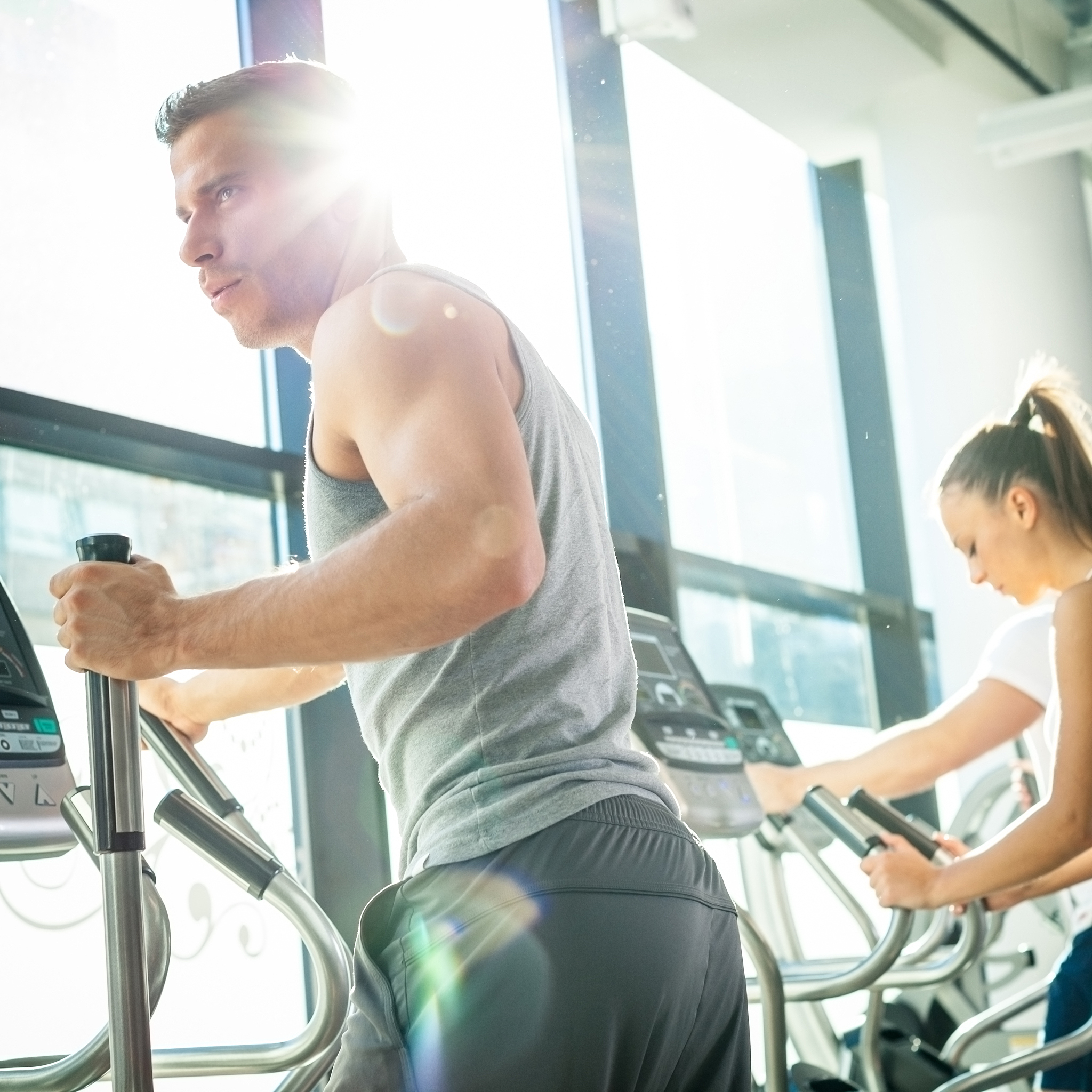 我是一个高一学生我被别人成为细狗我还没有健身过请帮我制定每天在家的健身计划让我成为肌肉男神