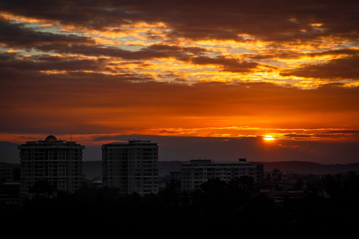 校园晚霞：自然画卷，心灵安宁