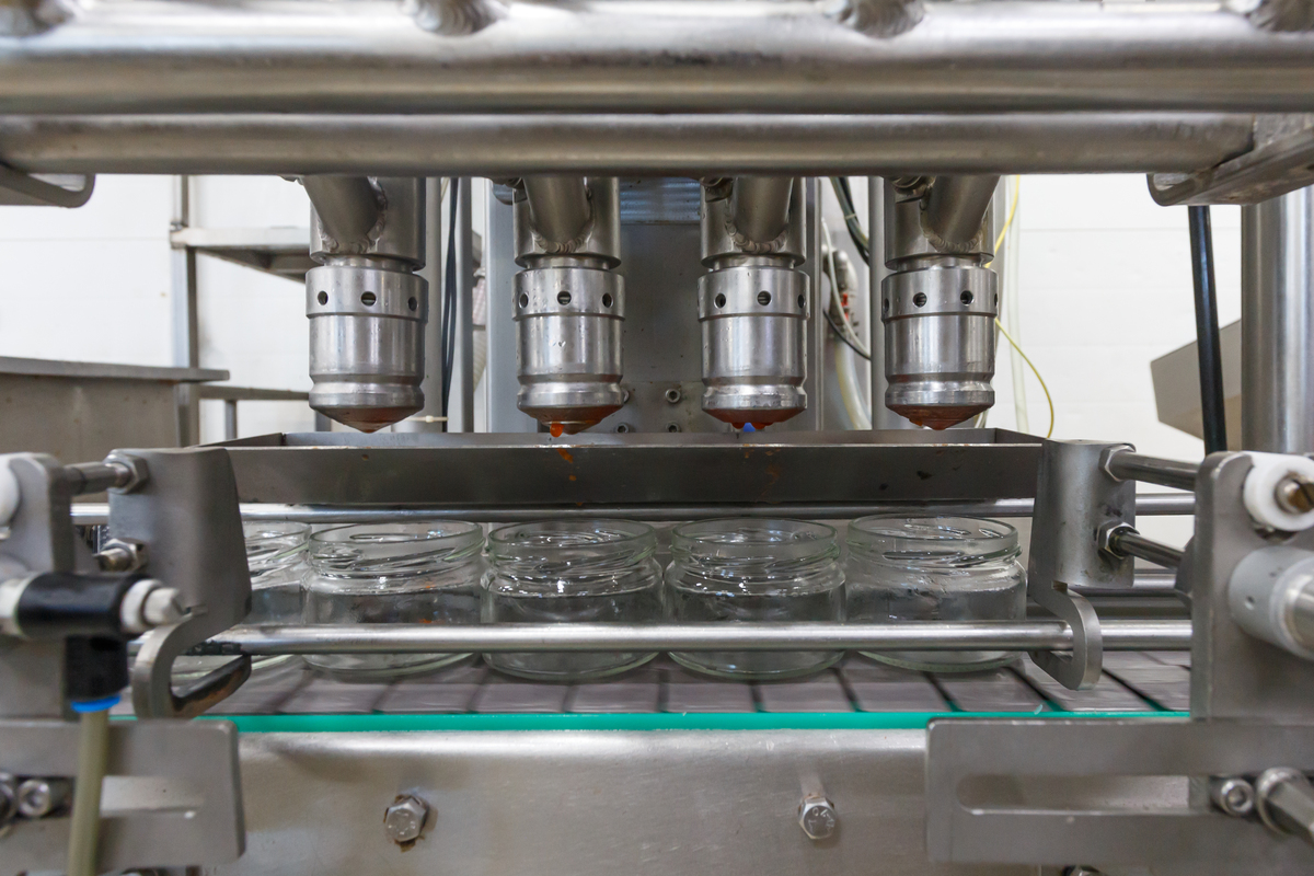 请翻译豆粕在被计量后直接进入灌装机被包装成成品。因此如果添加豆皮是会被计入豆粕的总量的。