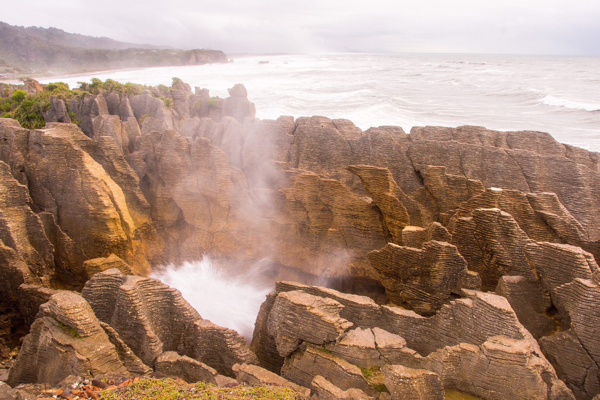 pancake rocks blowhole at punakaiki 10