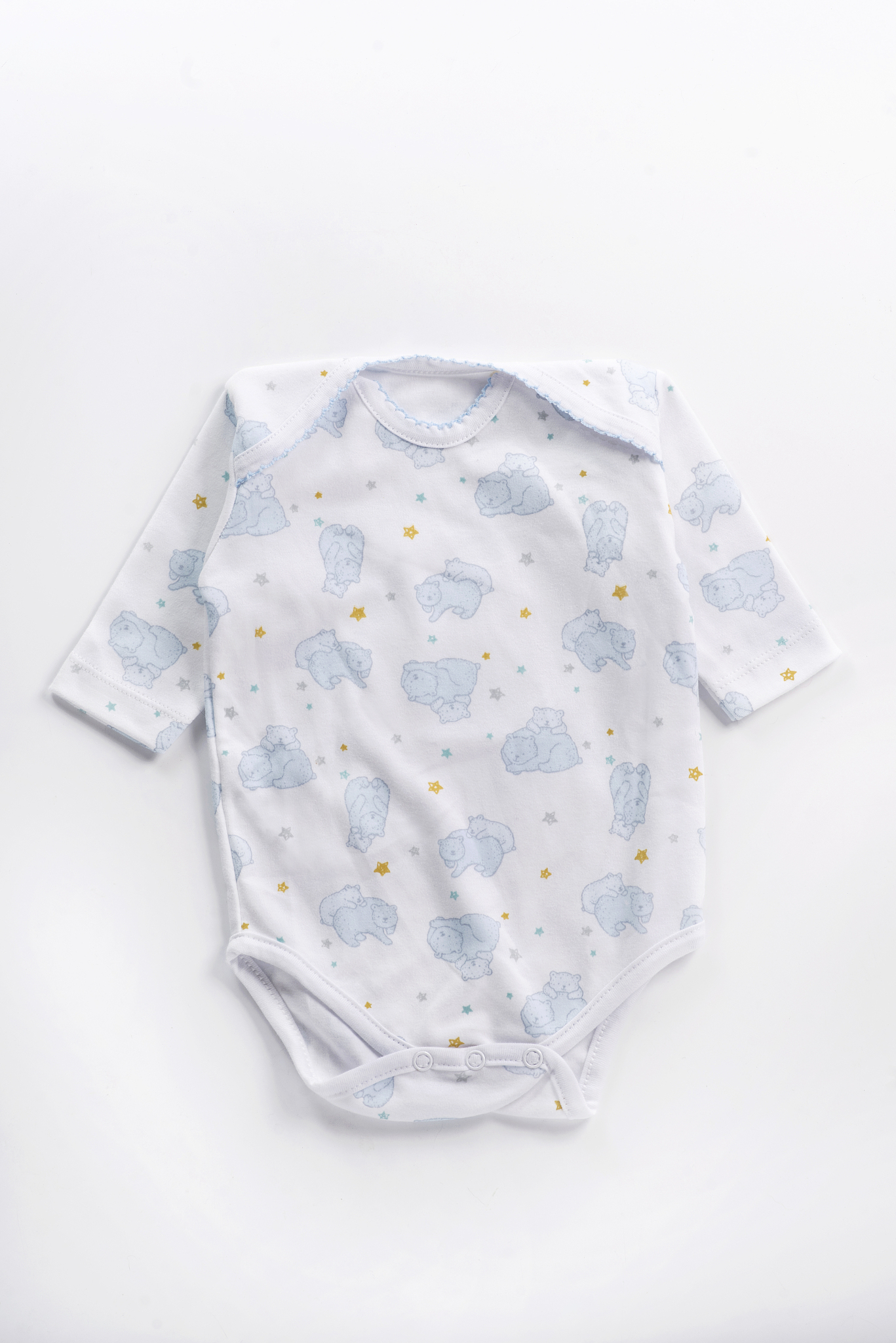 来一篇秋季时髦感童装穿搭服饰类型：潮流牛仔布料拼接纯棉蓝白条纹衬衣、新潮时尚感黑白条纹衬衣单品、灰色纯棉宽松翻领连衣裙