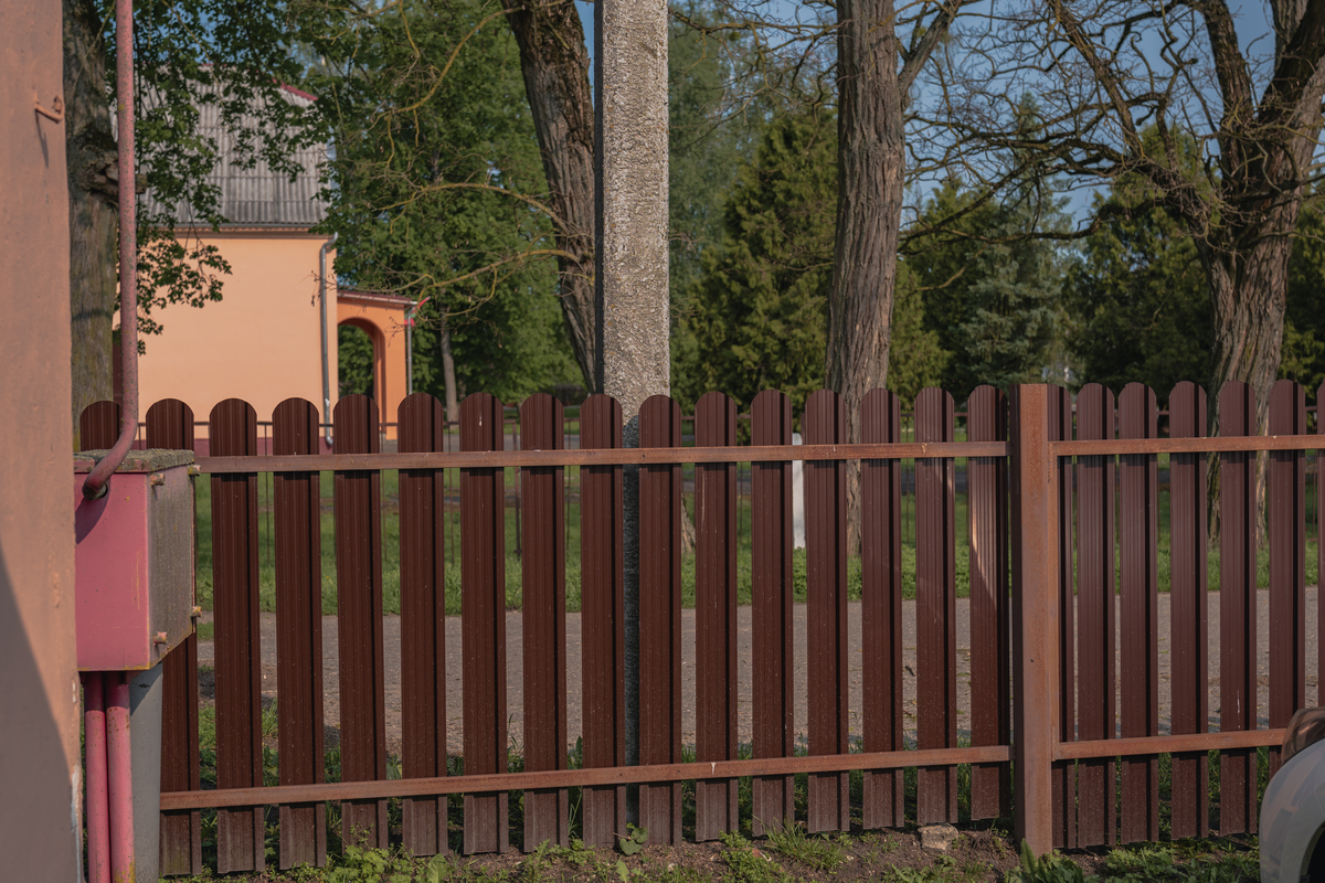 户外花园道路花槽围栏木质栅栏：精细打磨，打造精致原木风