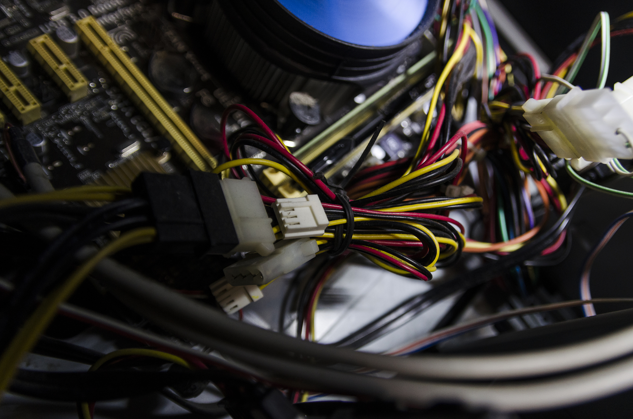 请问一下 电脑好几天没用 然后今天打开 看倒没多少电 就顺便接通电源了 然后正在看视频就突然黑屏了 我以为是没电关机了但是后来看到灯不亮 这是什么情况啊emoji=1f633