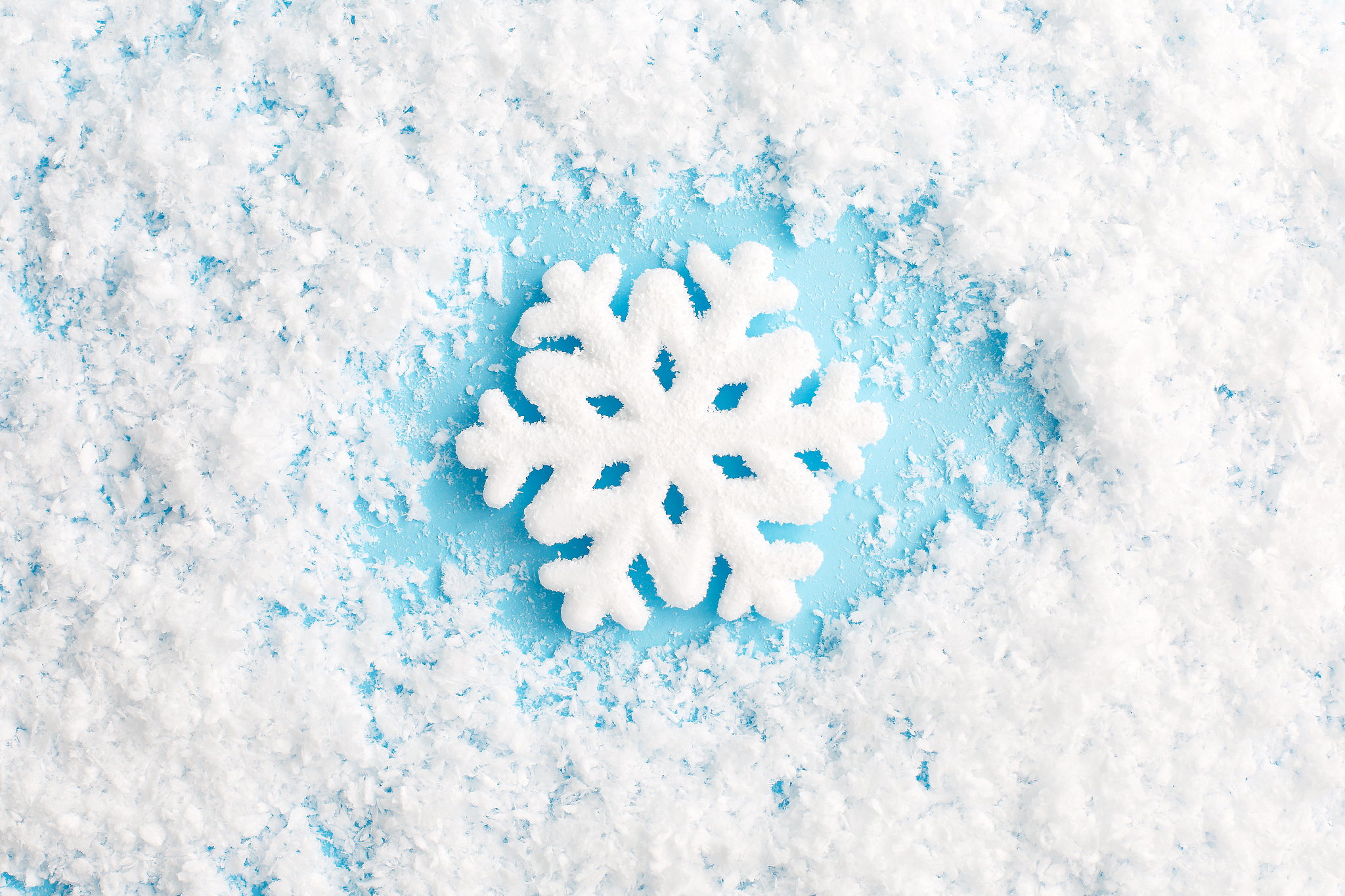 翻译：结果表明在考虑雪粒不规则外形的情况下雪粒在流场中受到的阻力较大不易跟随气流排出转向架区域停留在转向架区域的雪粒数量增加导致积雪量增加。在雪粒入射量缩放十倍的情况下转向架各部件的积雪量相应缩放十倍因此可在计算资源匮乏的情况下合理选择雪粒入射量进行规律性研究。在横风环境下由于气流能直接冲击转向架表面导致转向架区域整体流速提升且壁面剪切速度增加雪粒能稳定沉积的概率降低所以积雪主要发生在转向架背风侧