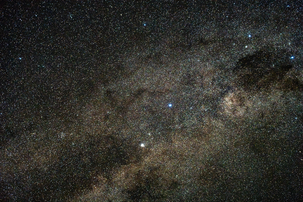 M31 附近神秘[OIII]星云：天文摄影师意外发现的宇宙奇观