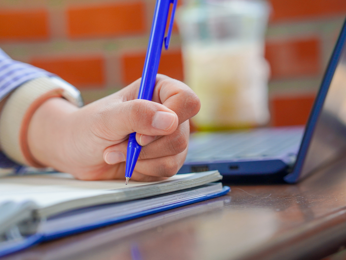 孩子左手写字，该纠正吗？专家建议：尊重习惯，必要时寻求帮助