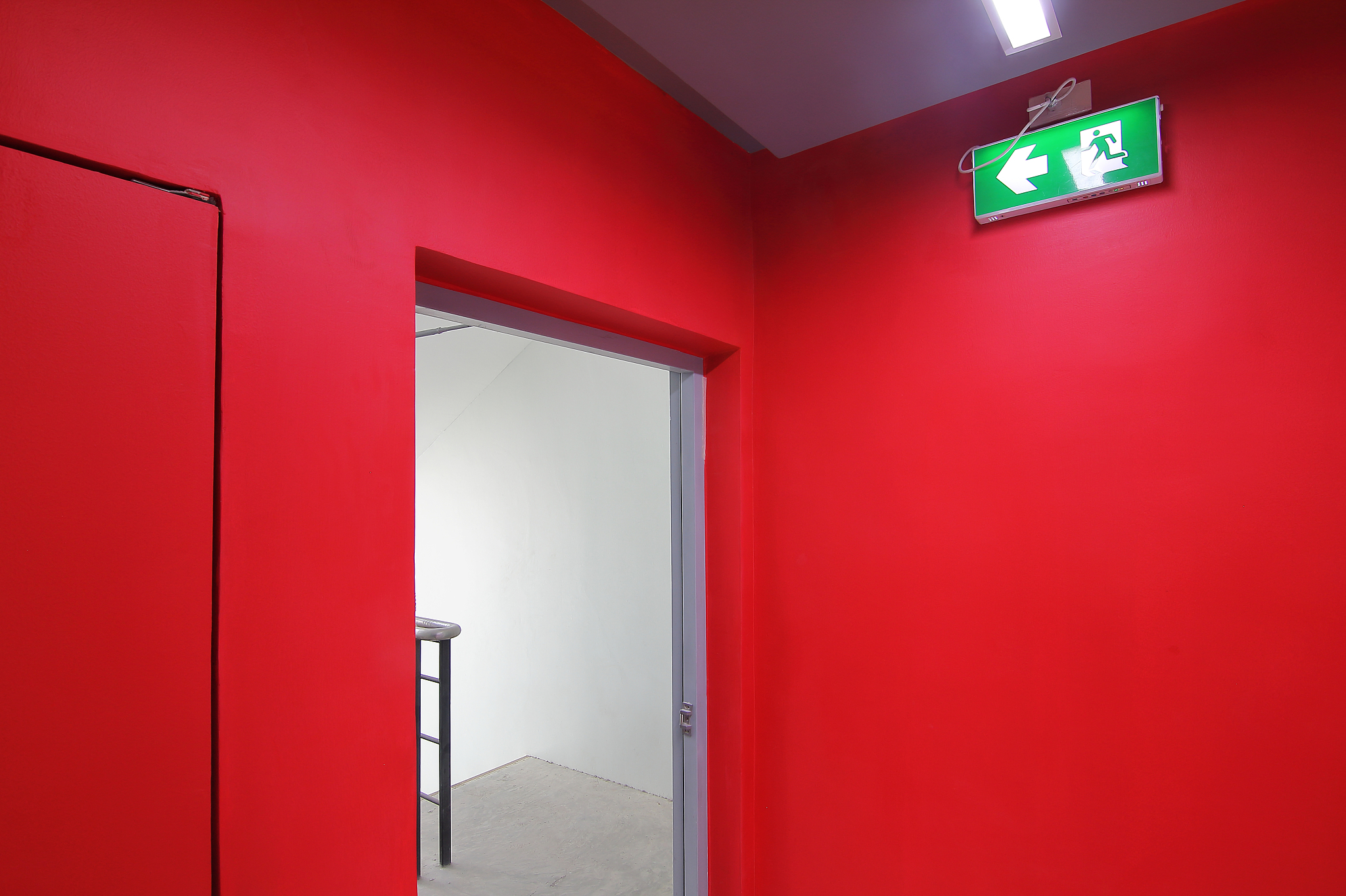 紧急出口门安全规范：确保内部随时可开启