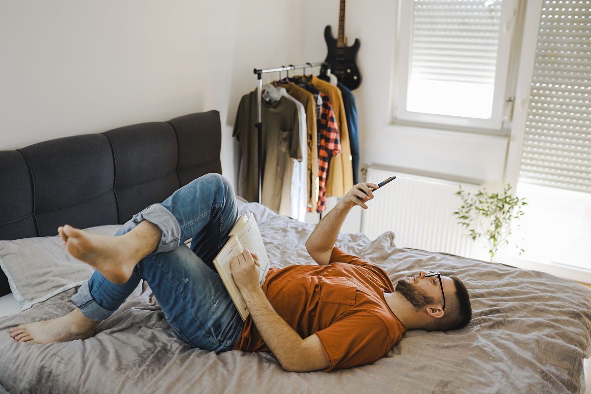 当代青年“躺平”选择：是解压良方还是逃避现实？