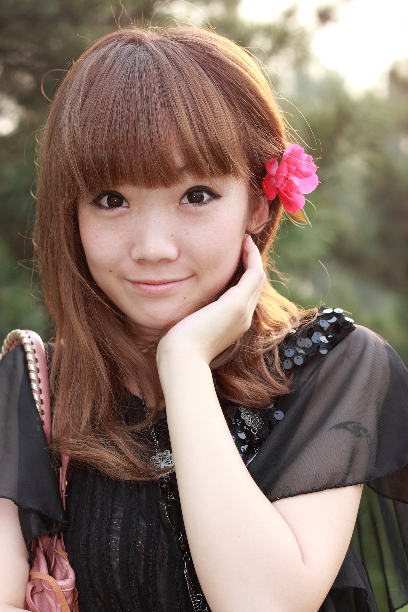 请帮我描述一个女孩子哈尔滨人98年出生长头发大眼睛小鼻子小嘴巴