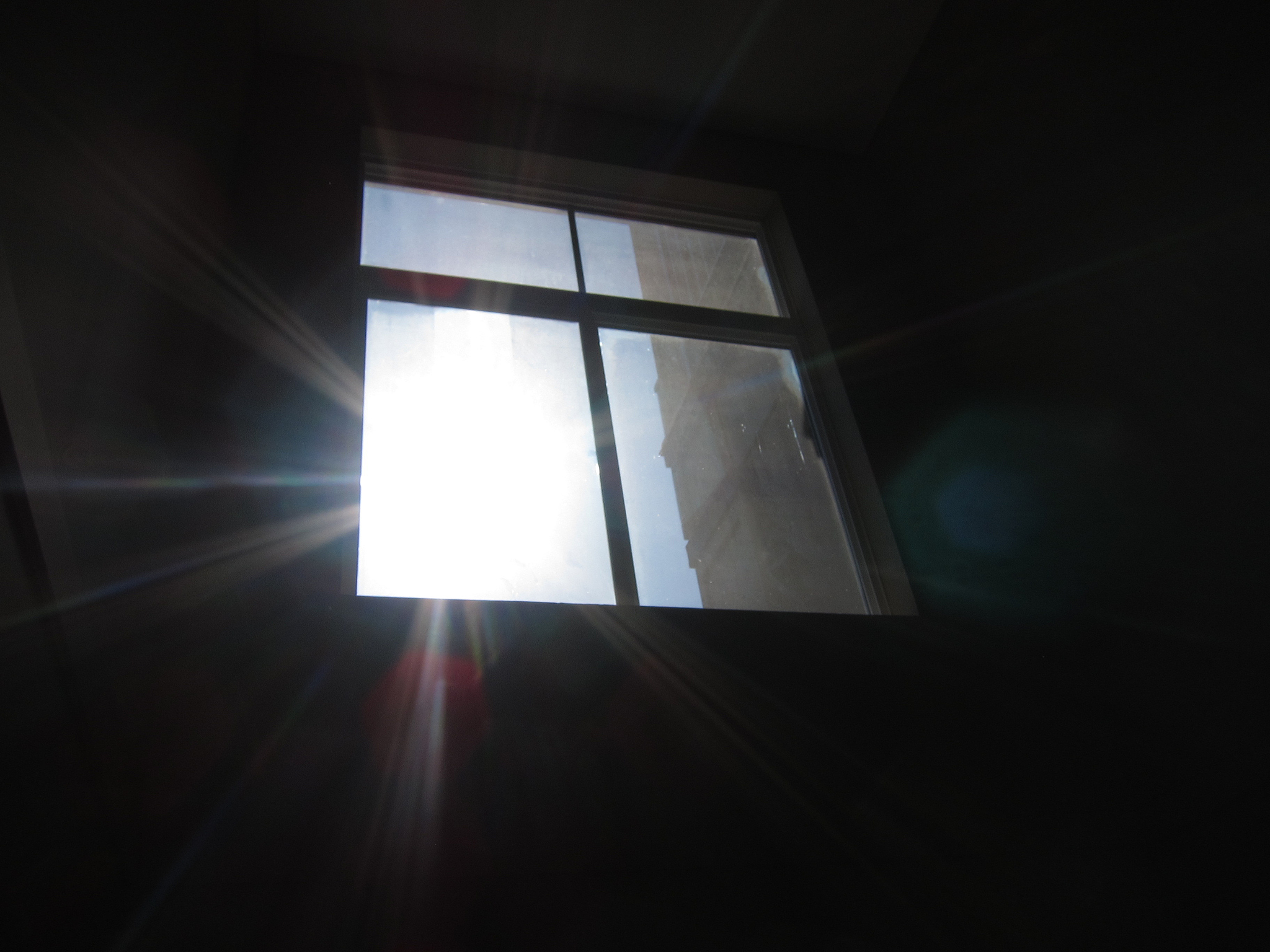 为什么镜子里的物体看起来更近？