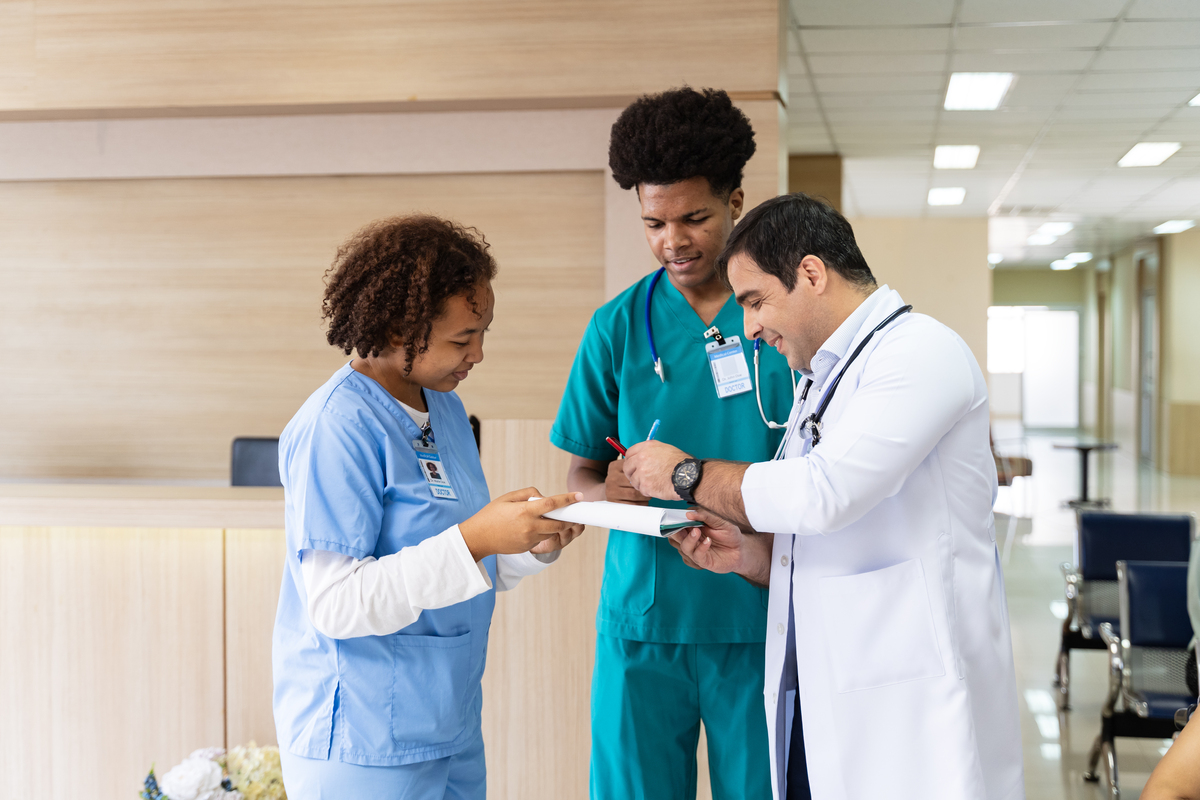 请用英语描述一下我的理想工作：当医生内容描述一下医生这个职业的基本信息以及为什么我要当医生最后谈一下努力的做法要求运用较为简单的单词和语句不得出现高级单词字数在一百五字左右