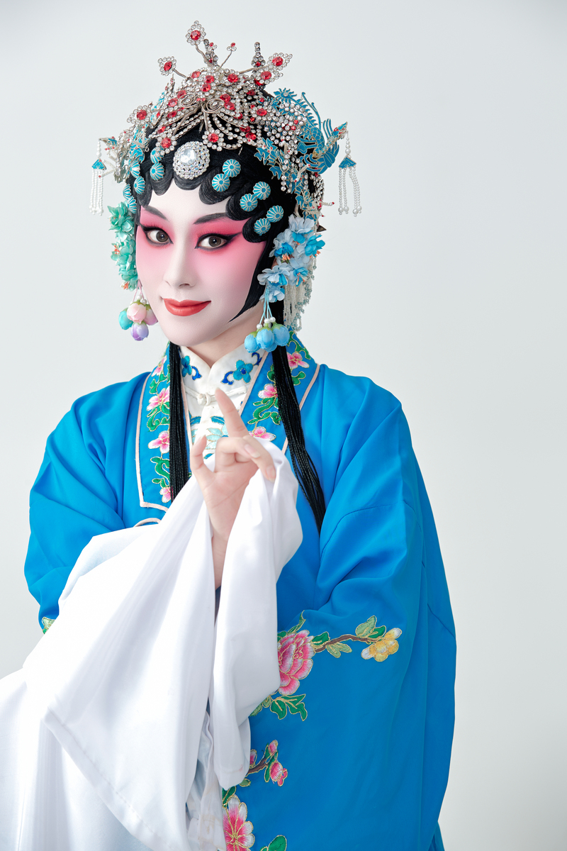 身着青衣的京剧昆曲女演员,这两种戏曲被誉为中国戏曲