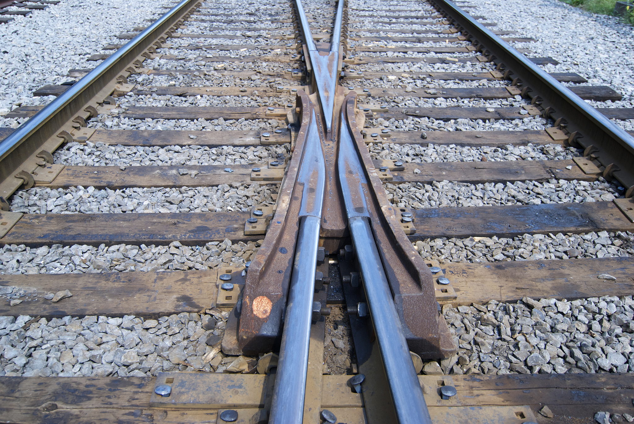 道岔：铁路列车轨迹切换的关键设备