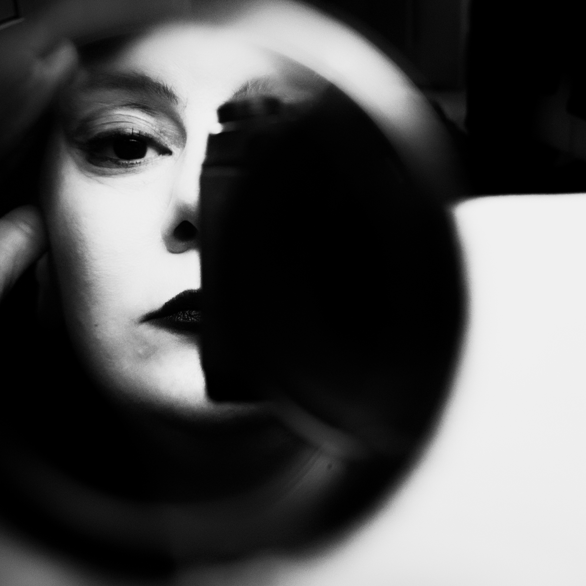 电影天堂黑白影像的色彩心理学分析：死亡、纯洁和情感的表达