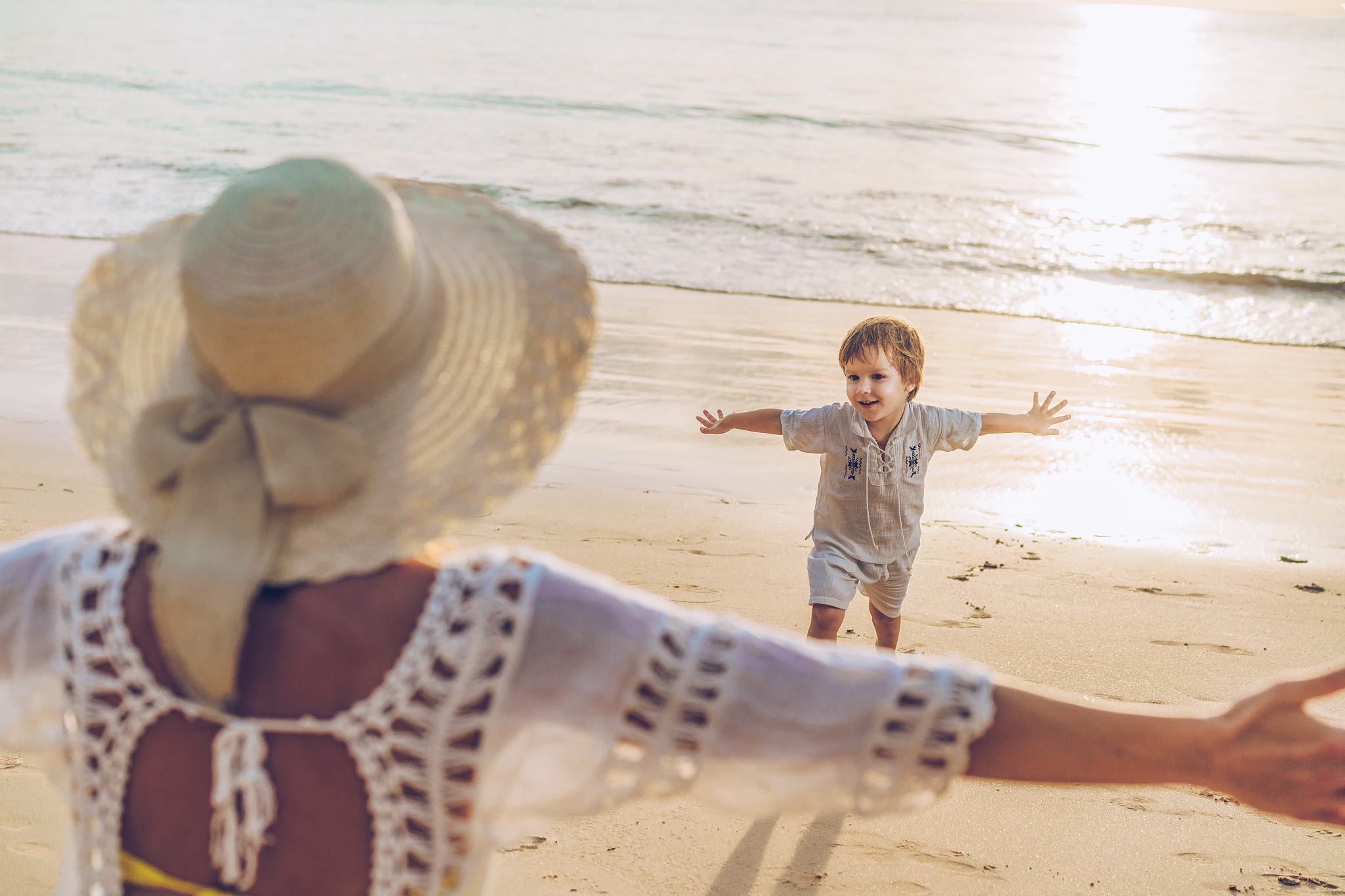 儿子从小到大的纪录片。请帮我生成解说文字。