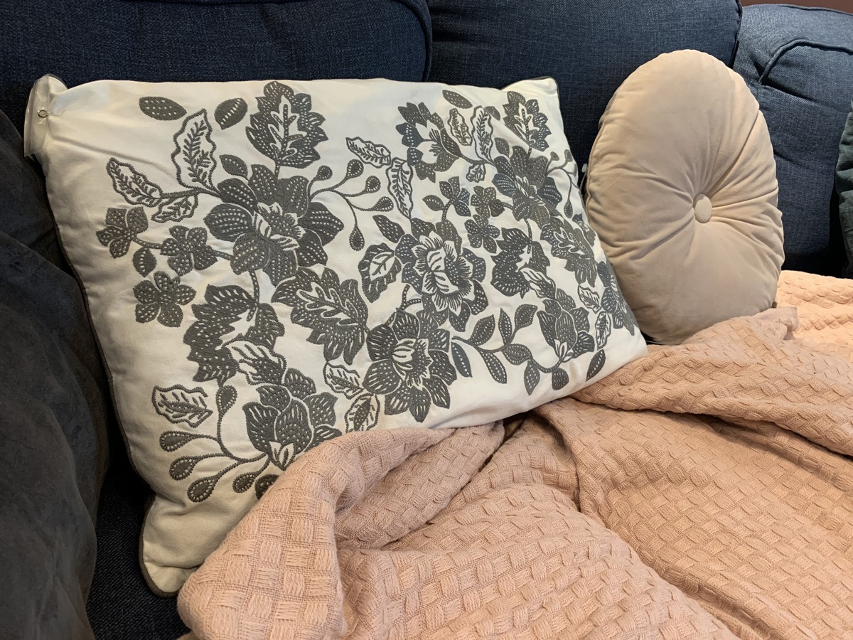 请翻译Sales tip-Always designed from our French flax fabrics for a product bearing the France Origin certificate- Added value of embroidery in wool threads and know-how of our embroiderer based in the no