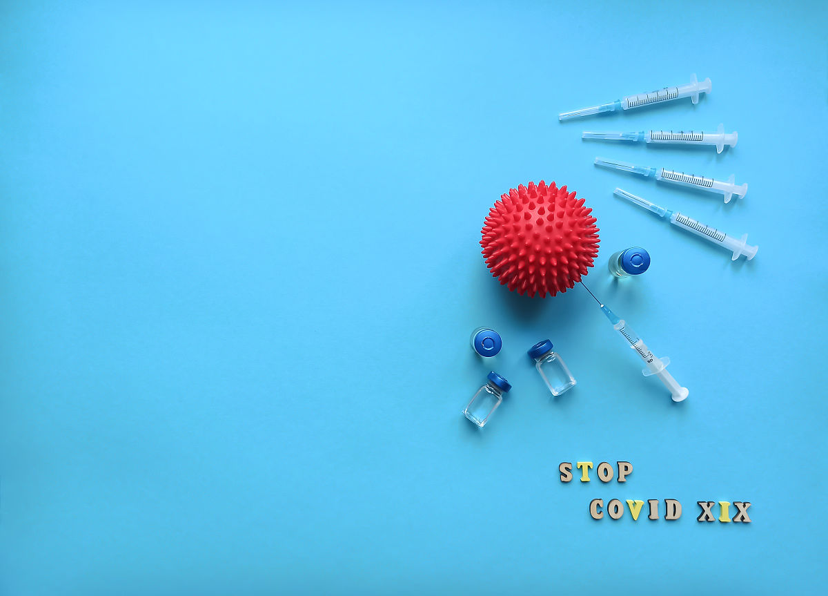 后疫情时代，如果你的研究方向是针对新型冠状病毒肺炎和季节性流感等，构建数学模型，对其暴发和流行的发生、发展、演化过程进行流行病学分析和建模，研究其流行病学特征、传播动力学参数和干预措施效果；定量测量人群接触和人群移动模式，探索人类行为与传染病传播的相互作用。如何利用护理学本科的优势在公共卫生硕士研究生期间新发传染病和疫苗可预防性传染病领域进行研究，请想出三个研究课题