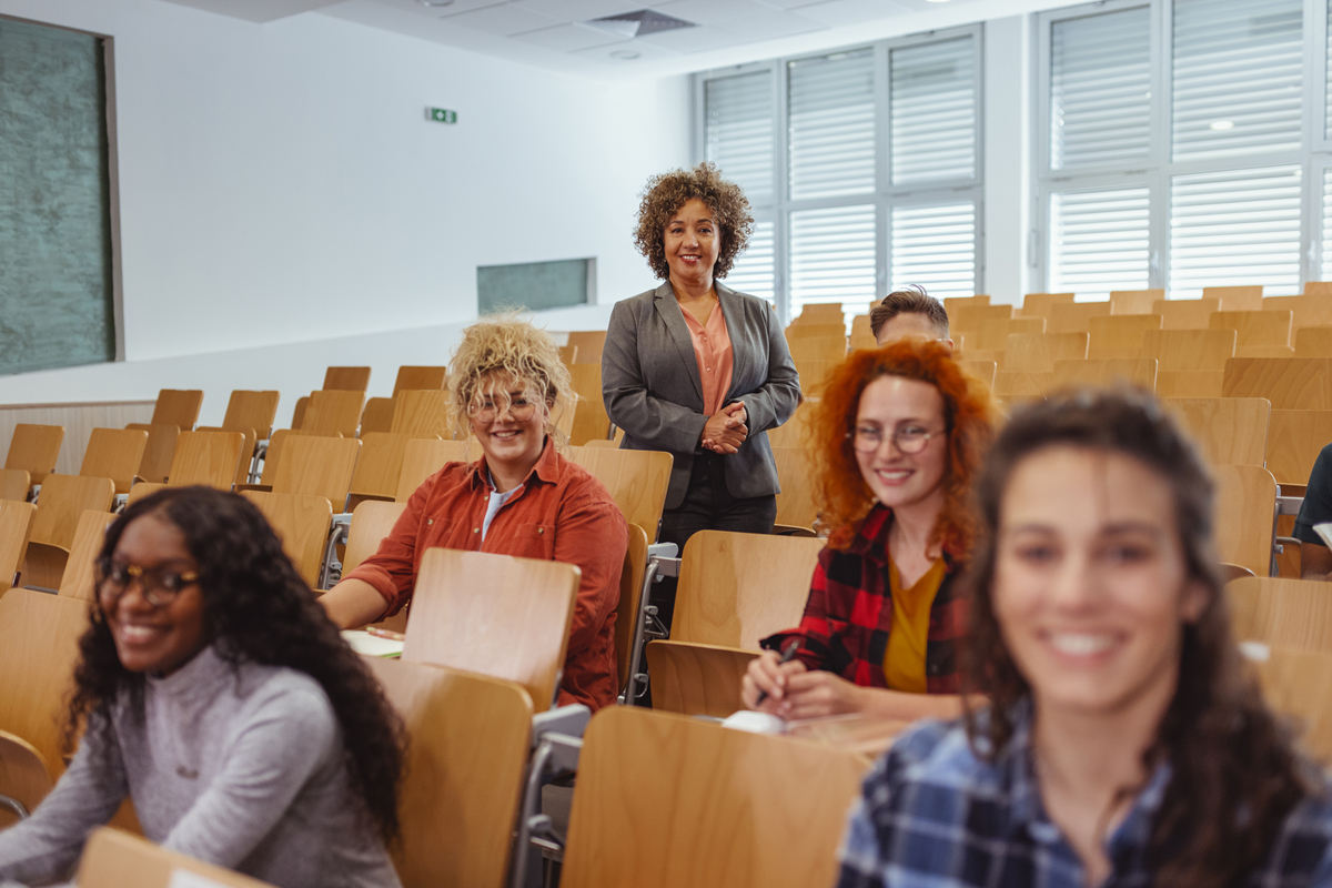 Staying in Touch with Teachers: University vs. Primary School