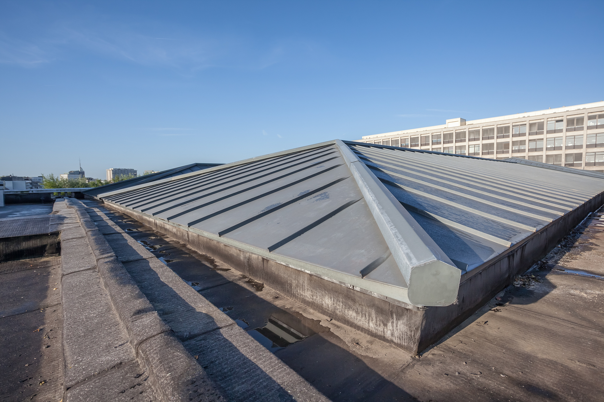 顺坡气楼是一种自然通风系统以室内外温差热量差为动力低处吸入新鲜空气顺坡气楼顶部驱散室内污染空气相对动力风机来说有很多优点。顺坡气楼现如今已经被广泛的应用化工电子、电力冶金各制造行业的建筑房顶写文章