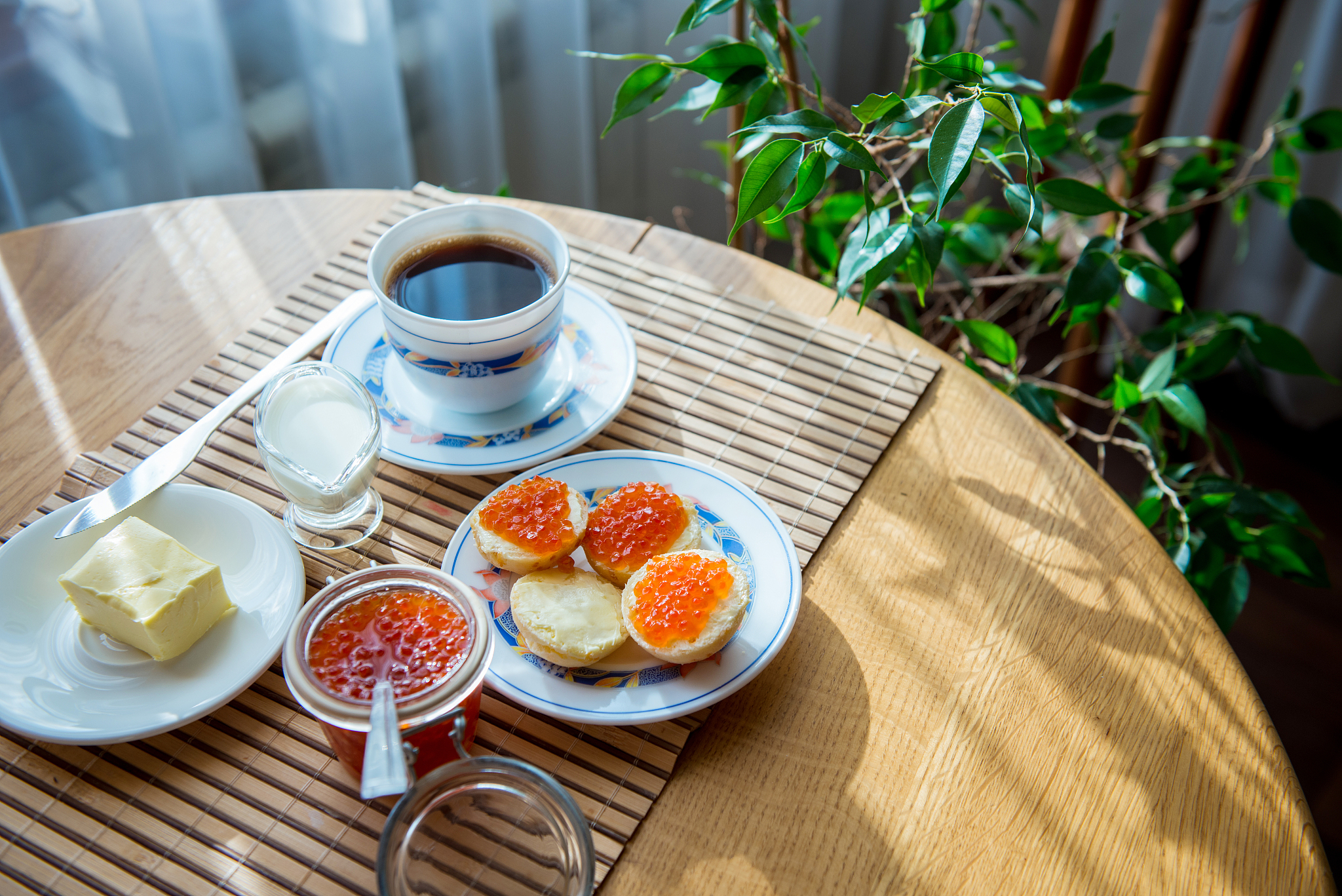 [早晨的美好]：清晨的独特魅力、美味的早餐、晨运的好处和新的一天