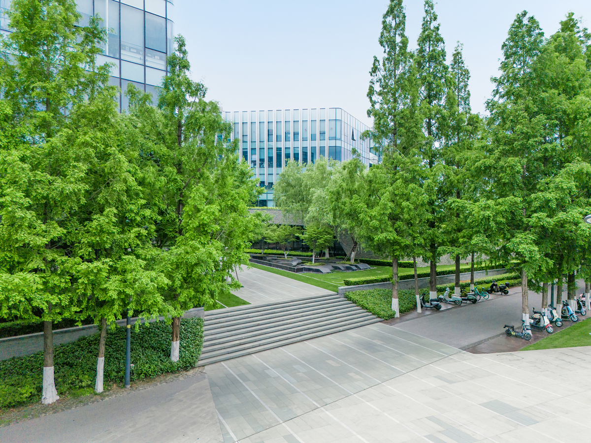 景观设计说明要求不少于5000字对象为南通理工学院校园的教学楼b楼中庭的景观需要重新设计该区域是师生经常通行的路径也是考研同学备考和放松的地方。在保留基础设施和功能的前提下运用建筑设计方法设计出具有美感、创意的方案。要求考虑地块周围环境的特点包括校园基础设施的风格和特征。设计适合校园环境的景观可以采用植物、艺术品、座椅等元素具有美观和实用、创新能够引起同学们的兴趣与关注。要考虑景观元素的颜色