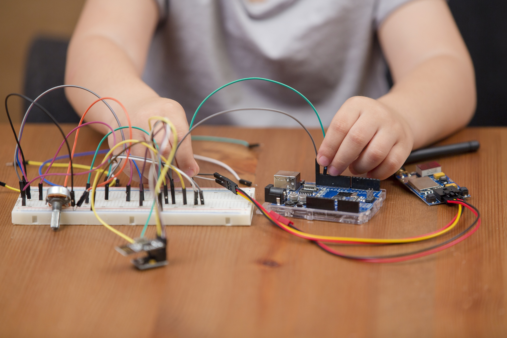 想做一个寻迹小车从哪里入手？