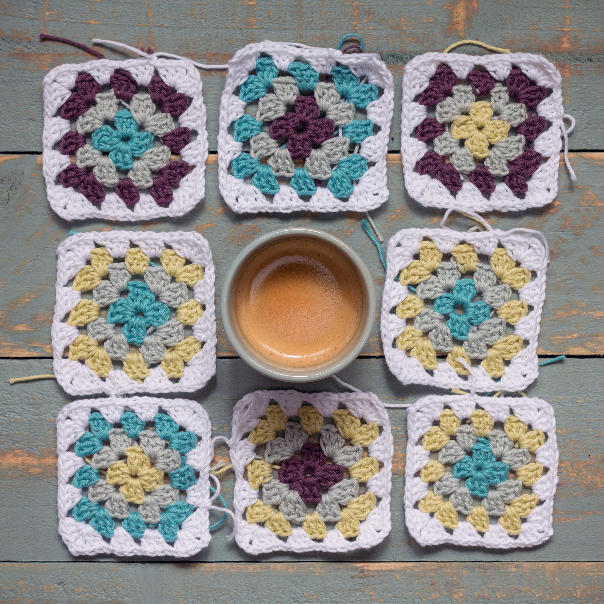 现在你扮演一个男士一个女生微信给你发他织的杯垫你怎么回复