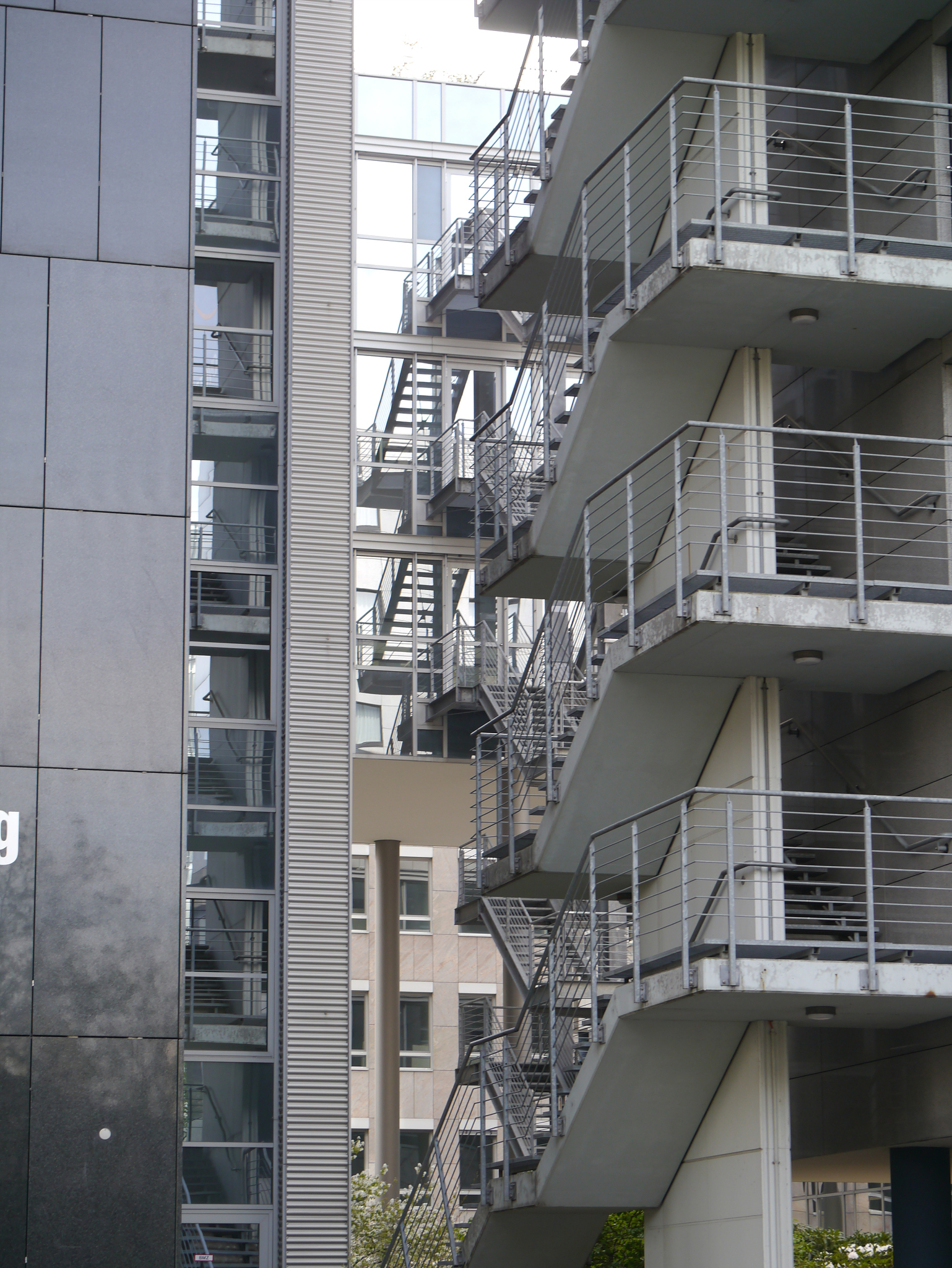 宿舍楼建筑内部都配置了哪些设备设施