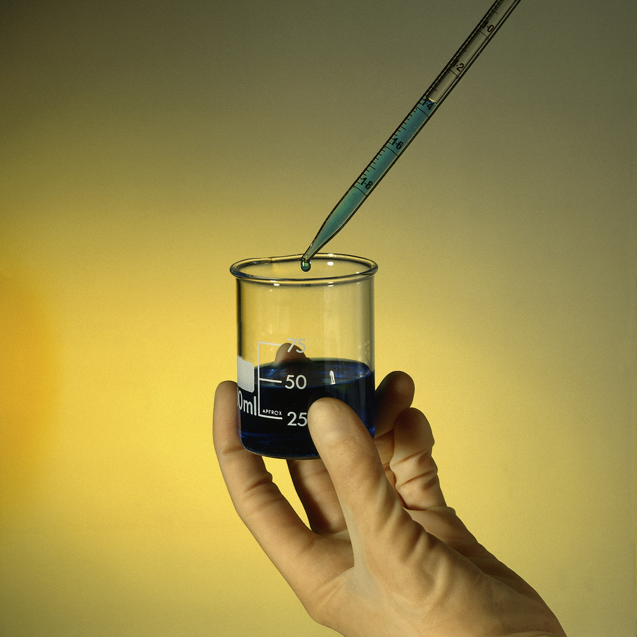 伯努利实验：静止流体测压管水面高度与稳压水箱高度的关系