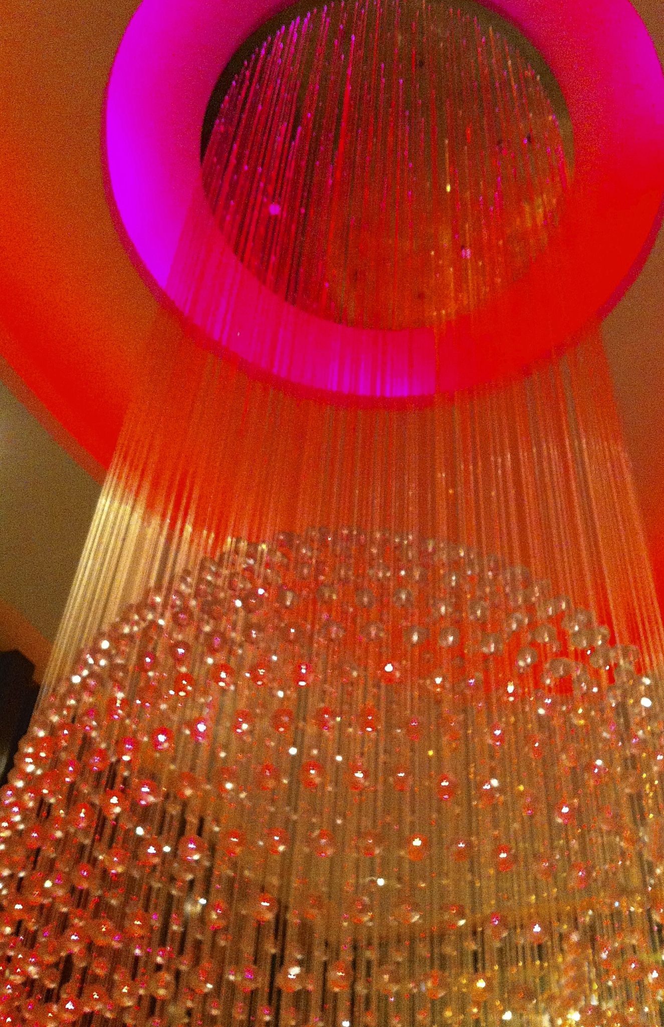 概括一下：浙江工业大学材料科学与工程学院叶长辉教授团队与湖北大学何云斌教授、清华大学南策文院士等研究团队合作在可编织、可穿戴的柔性电致发光纤维材料研究方面取得了进展。这些电致发光纤维具有很好的柔性和可穿戴性能并且可以用于制备智能医疗设备。研究展示了由不同发光颜色的纤维材料构成的织物实物图可以通过发光材料的搭配实现绚丽的颜色效果。与文献中报道的柔性电致发光材料相比长时间连续发光以及反复弯折测试结构表