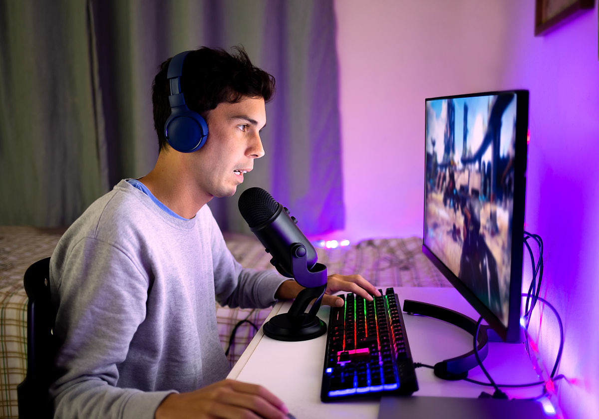 我用的是手机游戏直播。直播时戴蓝牙耳机直播间能不能听到游戏的原声音帮我用210字详细描述