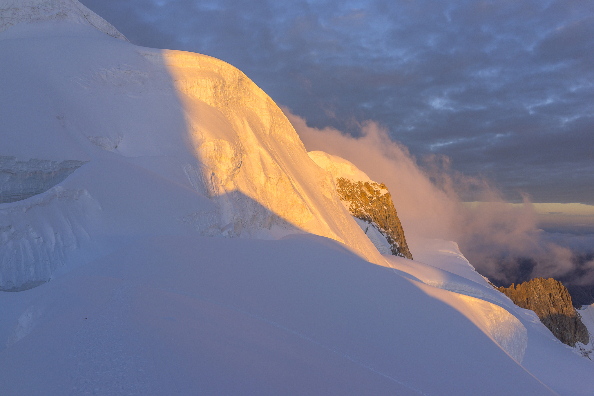 以会当凌绝顶一览众山小为题写一篇北京市中考作文文体为记叙文要详细描写战胜困难爬上山顶的心路历程过程中要有波澜不能平铺直叙同时穿插对山上美丽风景的描述文字要体现出美感。要让人感觉只有通过不懈的坚持和努力才能见到最好的风景才能实现最后的成功进而感悟人生的哲理。字数在1000字左右。开头和结尾要点题。