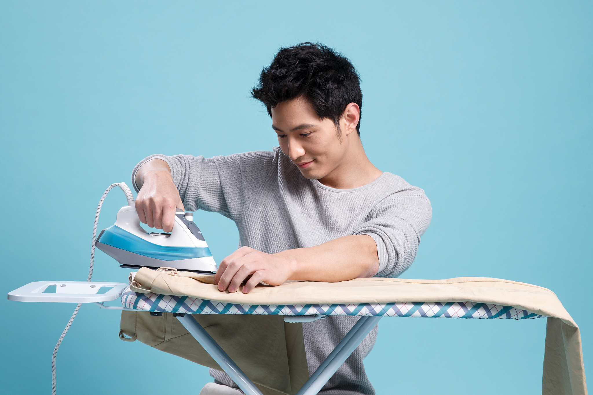 青年男人做家务