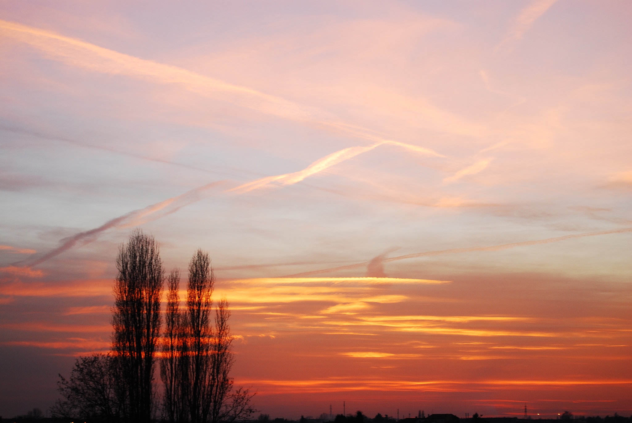 日落美景：赞美上空柔和的夕阳