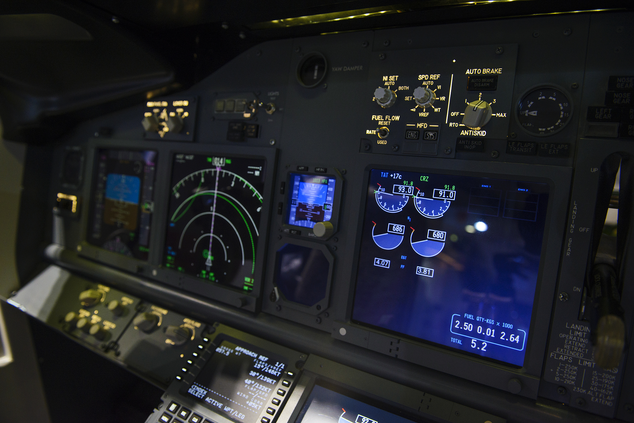 飛機抬頭顯示器的顯示內容怎麼解讀？