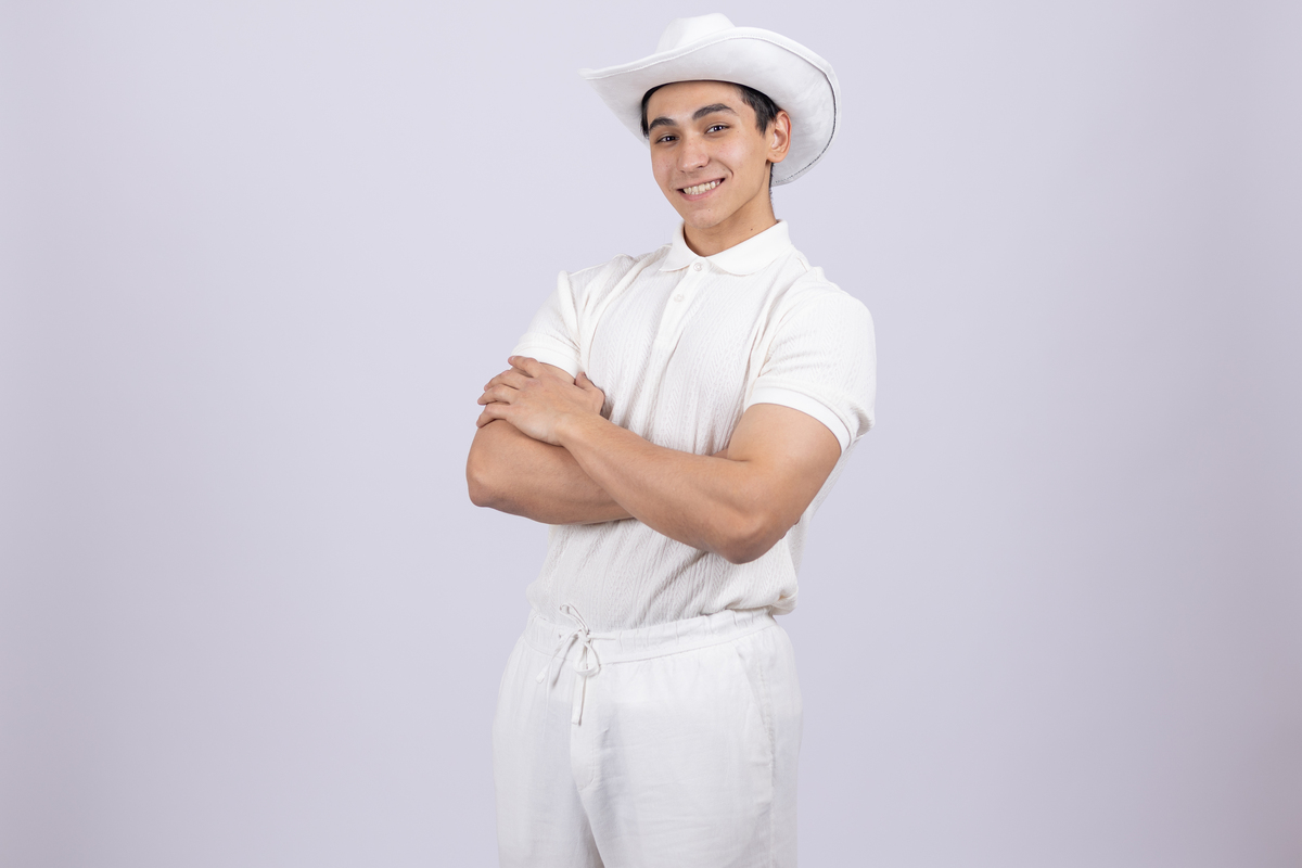 身穿白色厨师服的年轻男子,双臂交叉而立