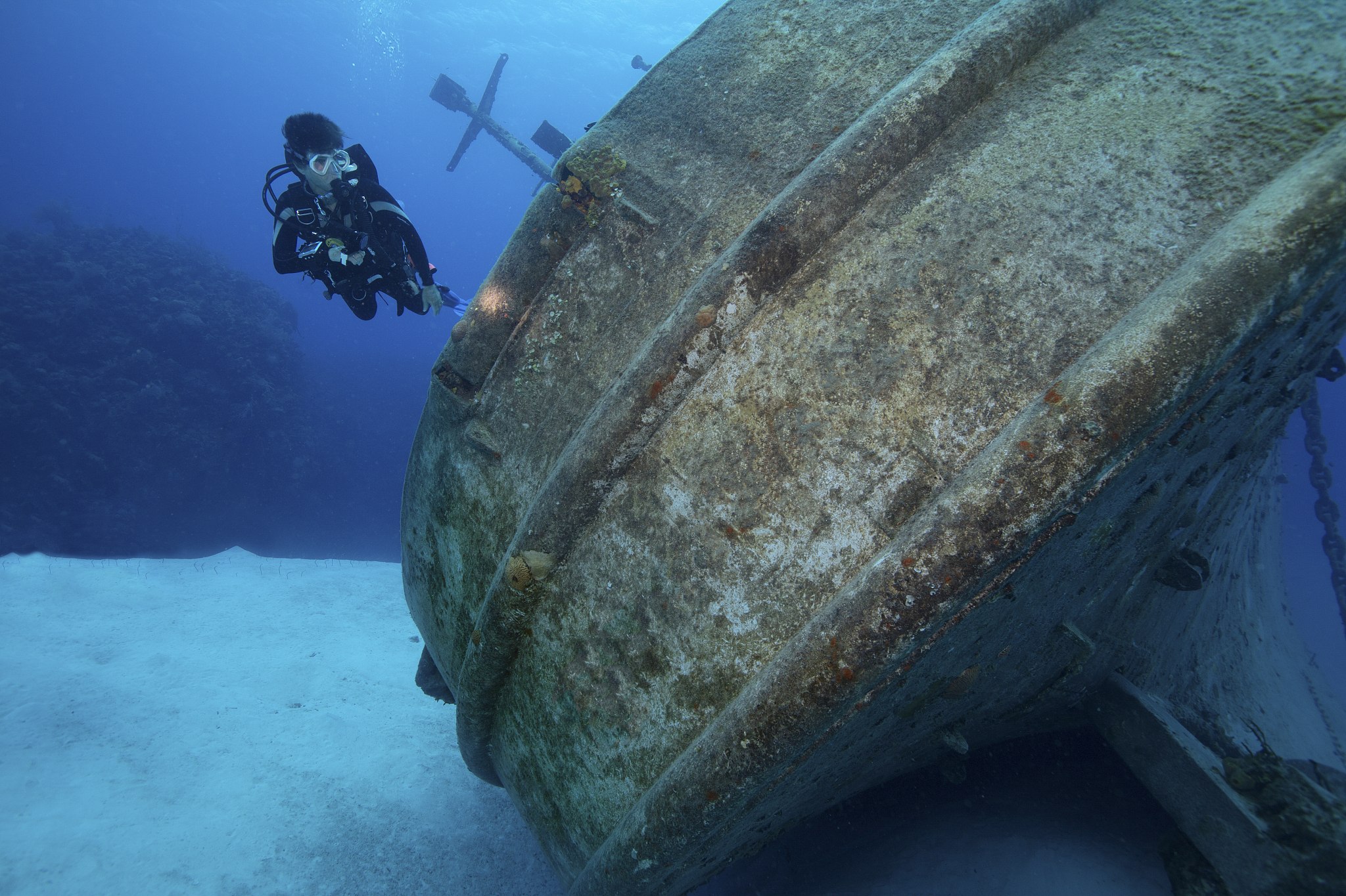 diver inspects the underwter wreckage of the uss kittiwake.