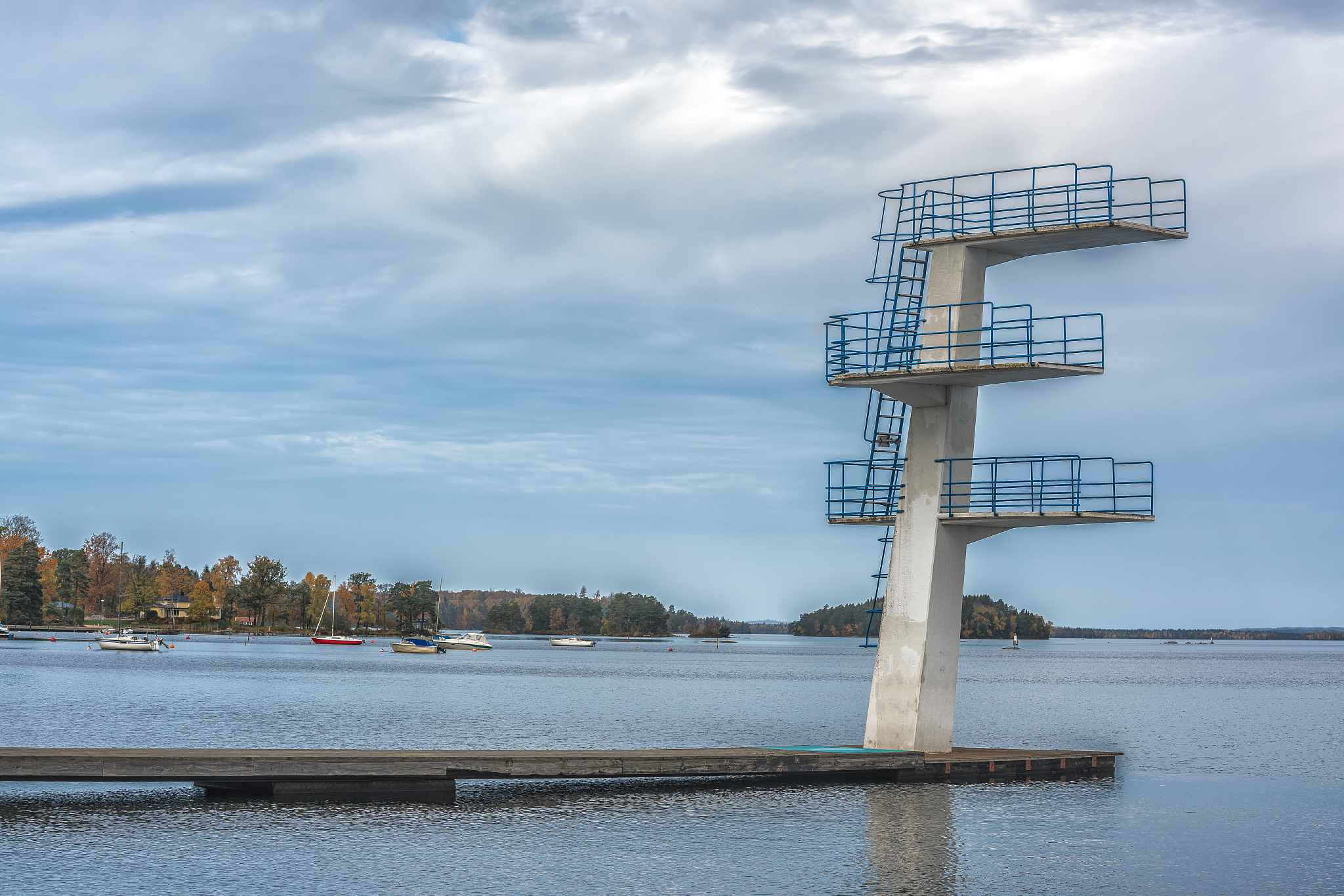 picture of diving tower at the lake.