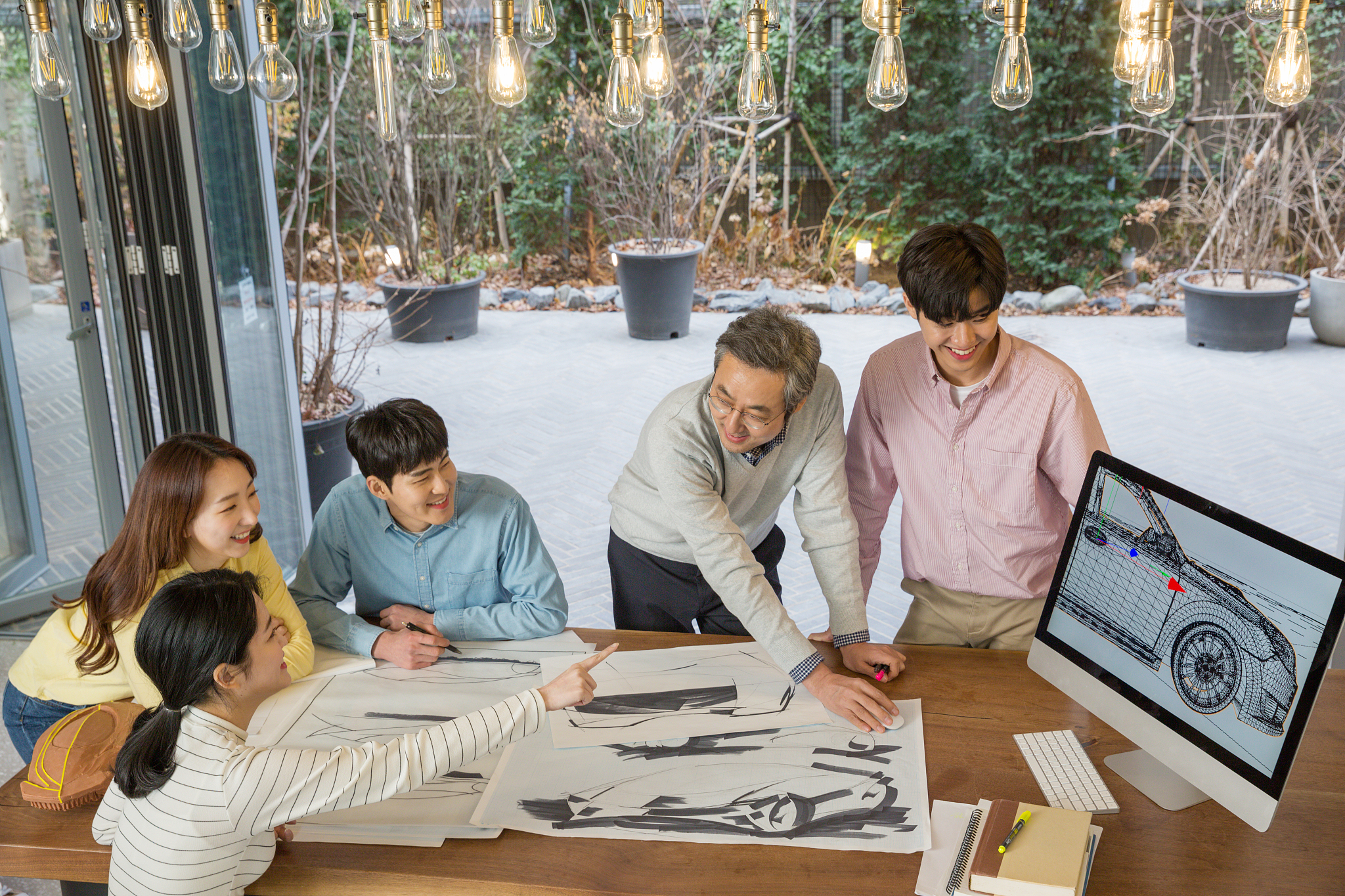 整理丰富一下内容：当前部分教师尚不能对三全育人教育理念形成正确的认识而是应该及时的分析现如今大学生的学习生活状态及时的对思想政治教育模式进行调整。教师存在政治素养不高这就为大学生日常思想政治教育造成了一定的难度。