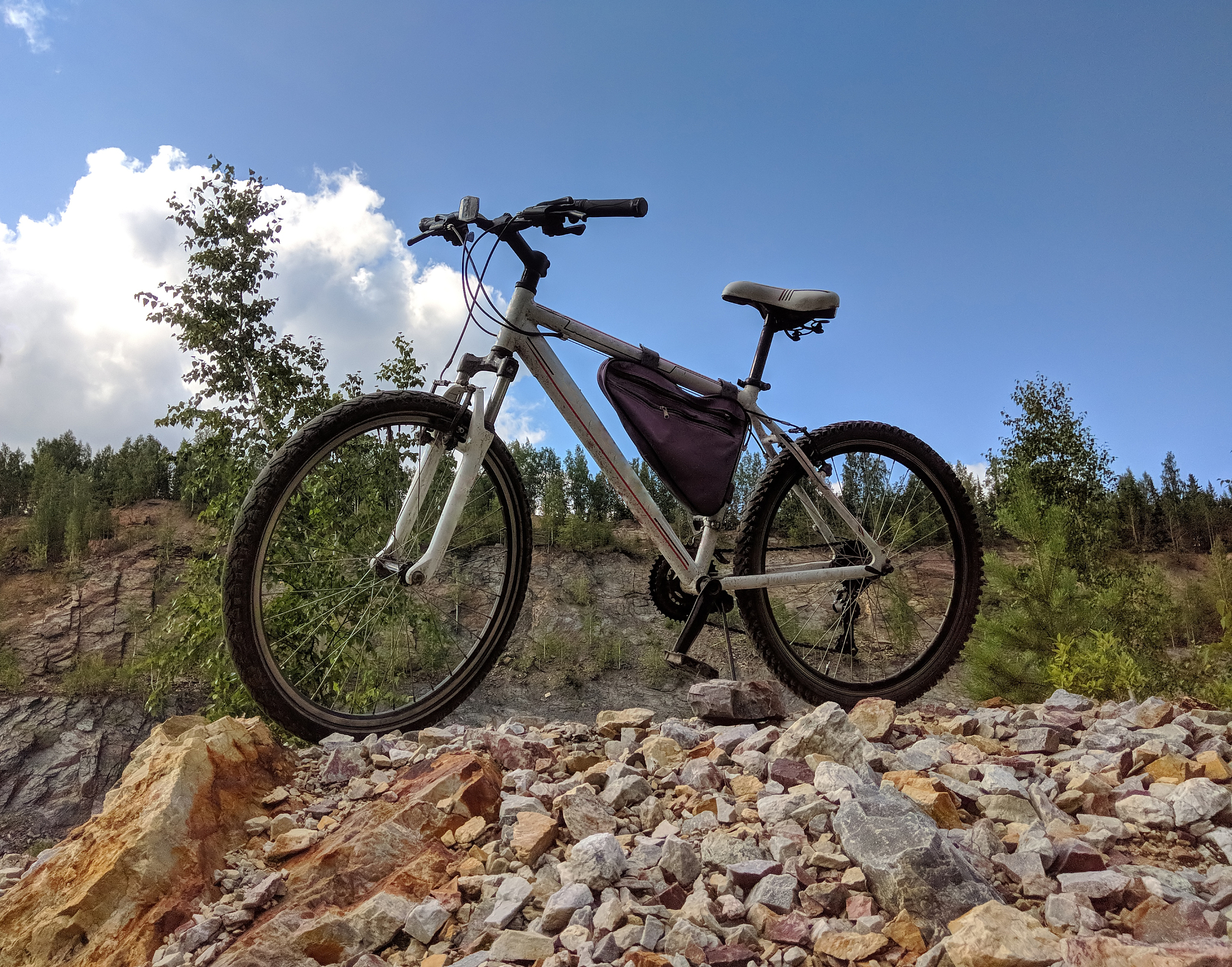 帮我组装一辆最新且顶级的土坡山地车并表明价格不要禧玛诺家的配件