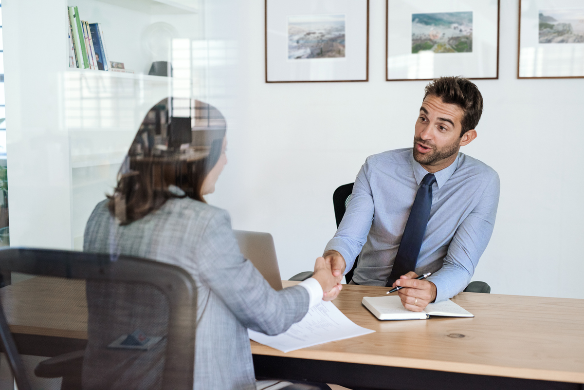 写一篇职场中的沟通技巧和方法