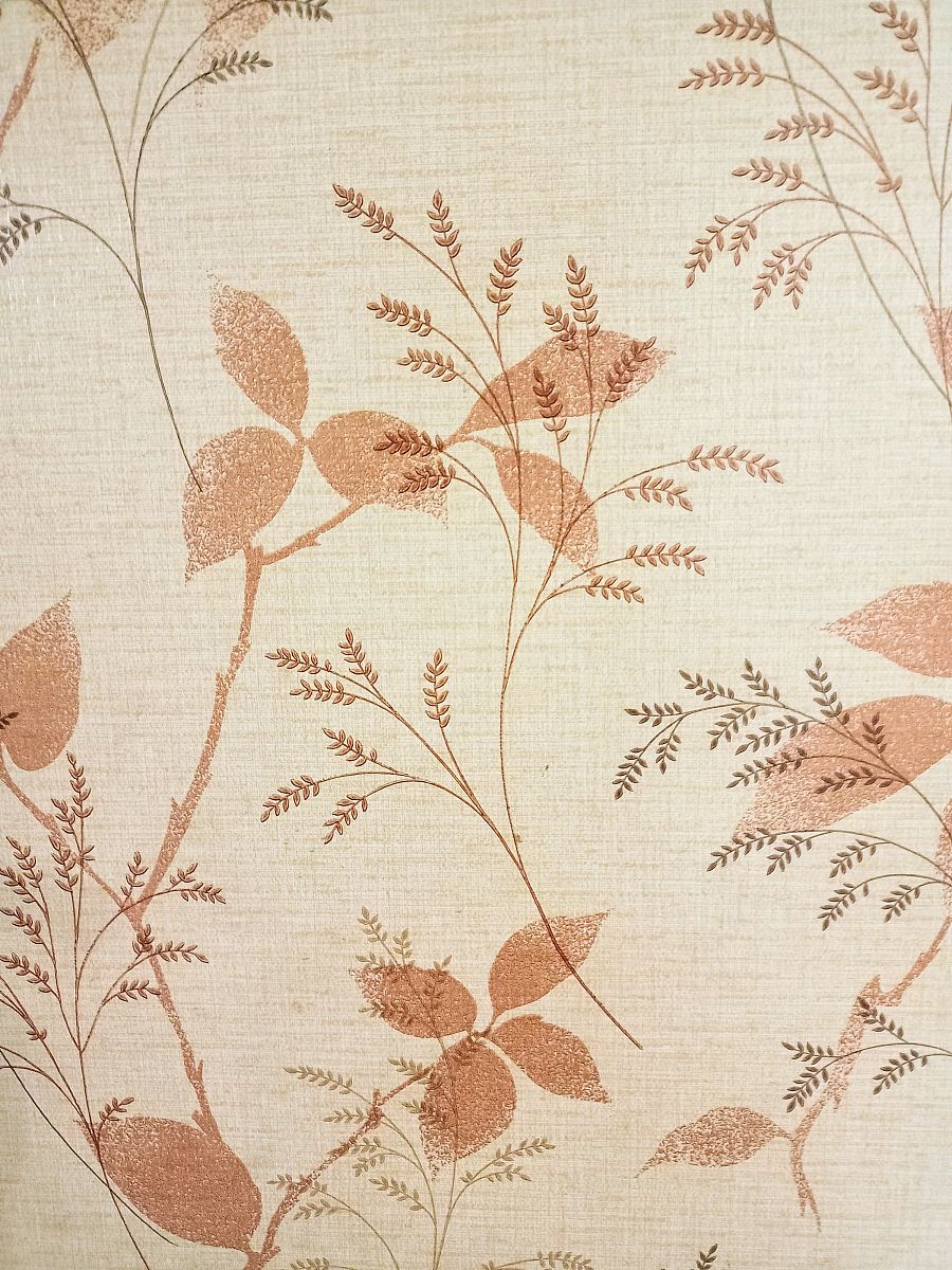 请翻译Description First printed on a beautiful white linen canvas our model is always worked in great fitting like a panoramic wallpaper and treated in engraving according to the tradition of the Grisail