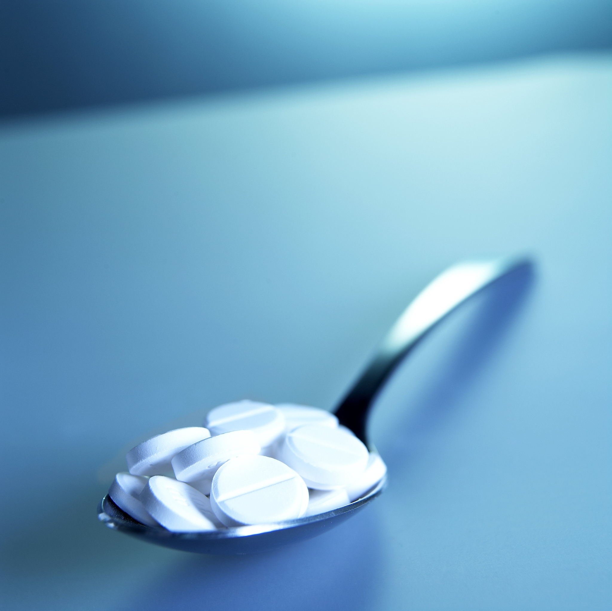 围绕主题：Drug Misuse and Abuse 写一个比较地道的长篇英语对话文本对该主题进行全面的介绍和讨论先描述对话的思路主要分为哪几部分尽可能多地并列出每一部分的相关的关键词最后以学生A和学生B讨论的形式将完整的对话文本书写出来要求不可以全是同一个人提问每一句英文后应有对应的中文翻译