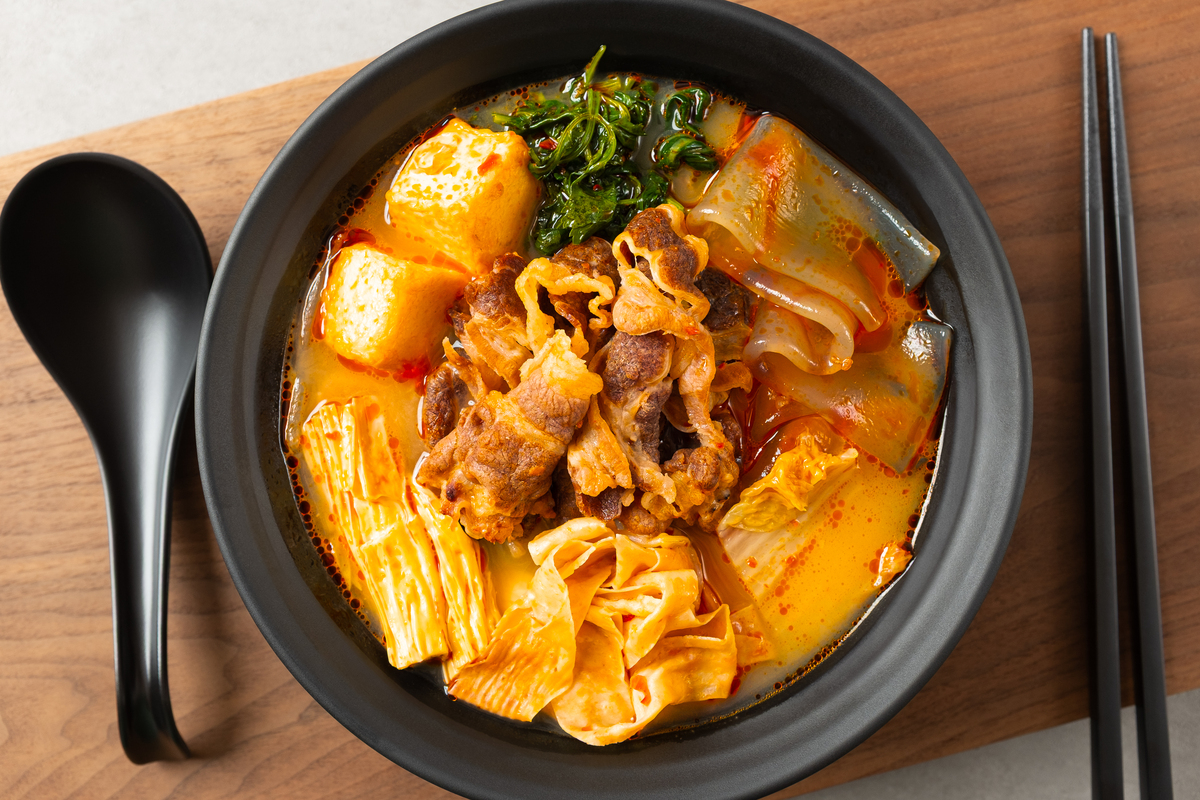 帮我写一个牛肉麻辣烫的点评。可以有用餐环境服务态度