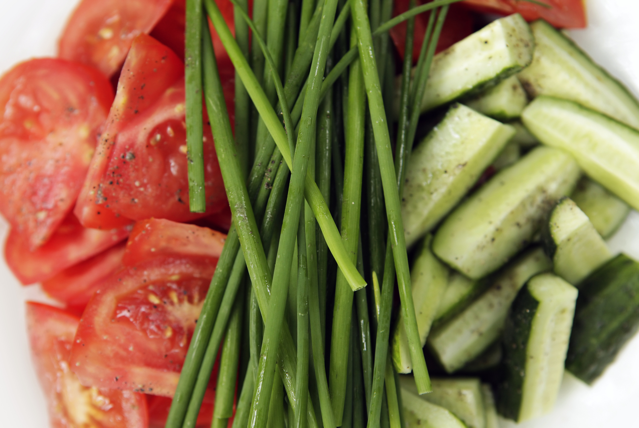 大锅菜适合用白泡蒜苔还是红泡蒜苔帮我用210字详细描述